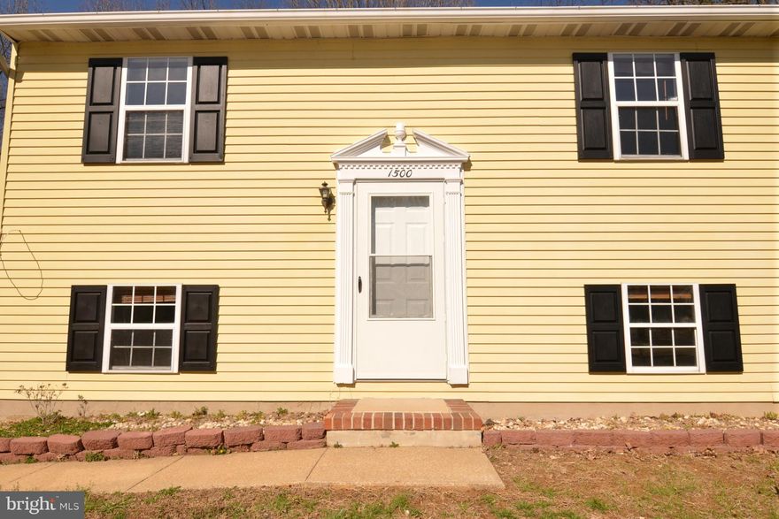 Due to high demand open house Thursday, April 6th from 10 AM -1 PM.Great corner lot with large fenced in yard, fresh paint throughout the entire home, new stove (being delivered April 14) wood flooring, Available NOW