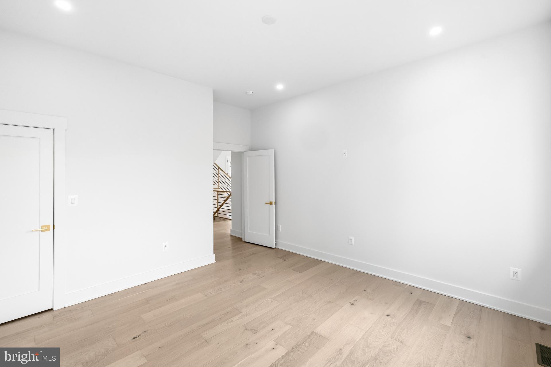 VIENNA WOODS - Residential