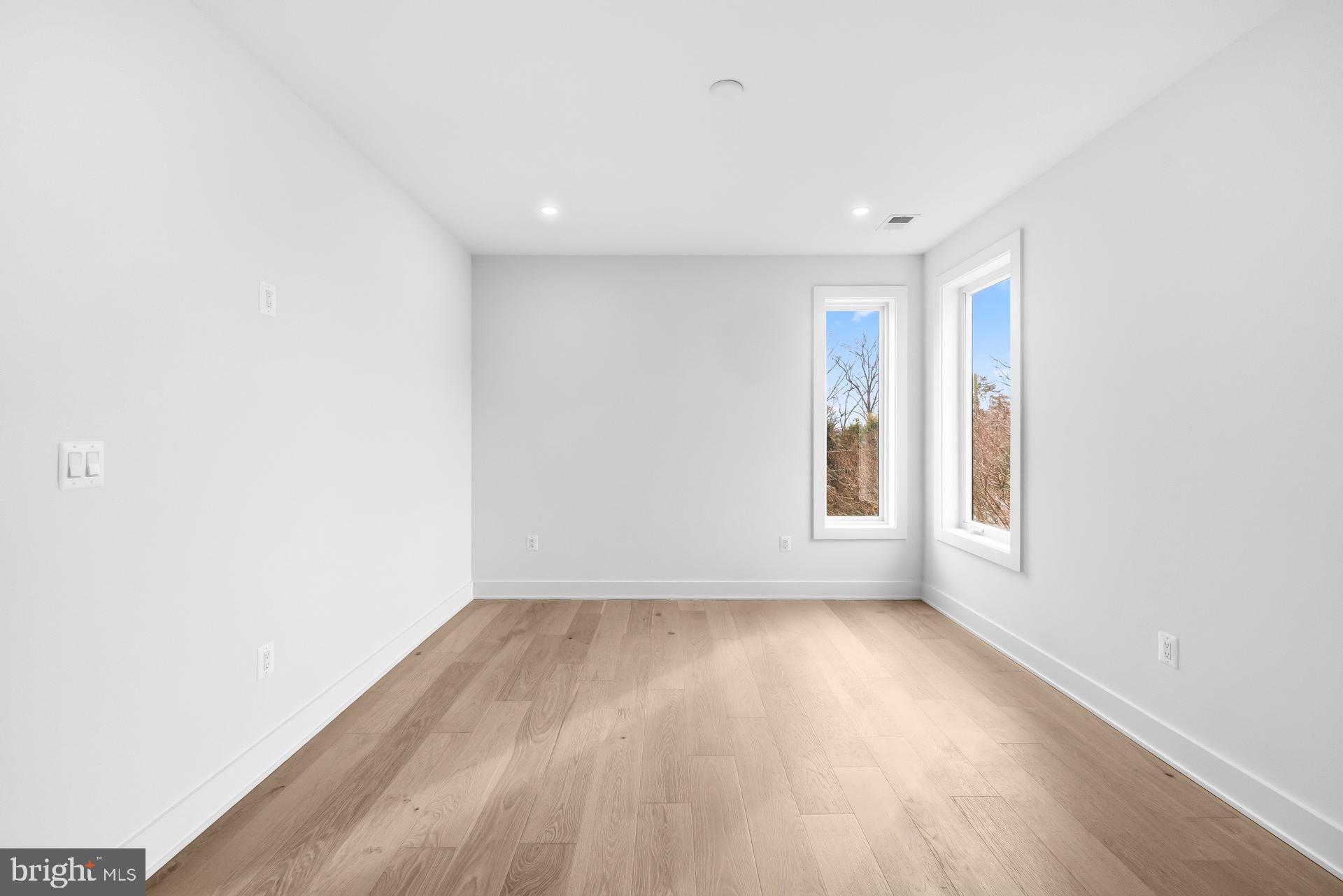 VIENNA WOODS - Residential