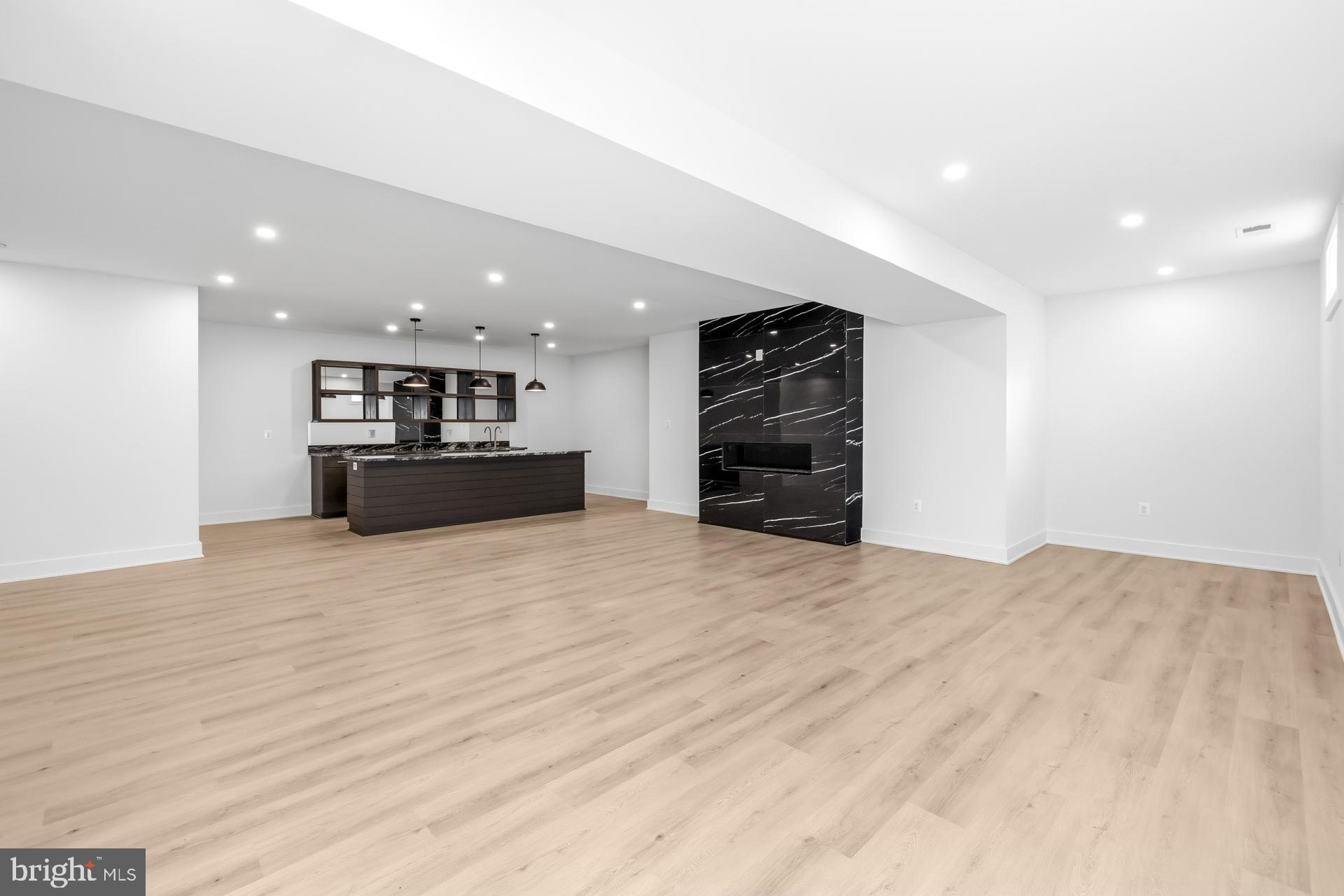 VIENNA WOODS - Residential