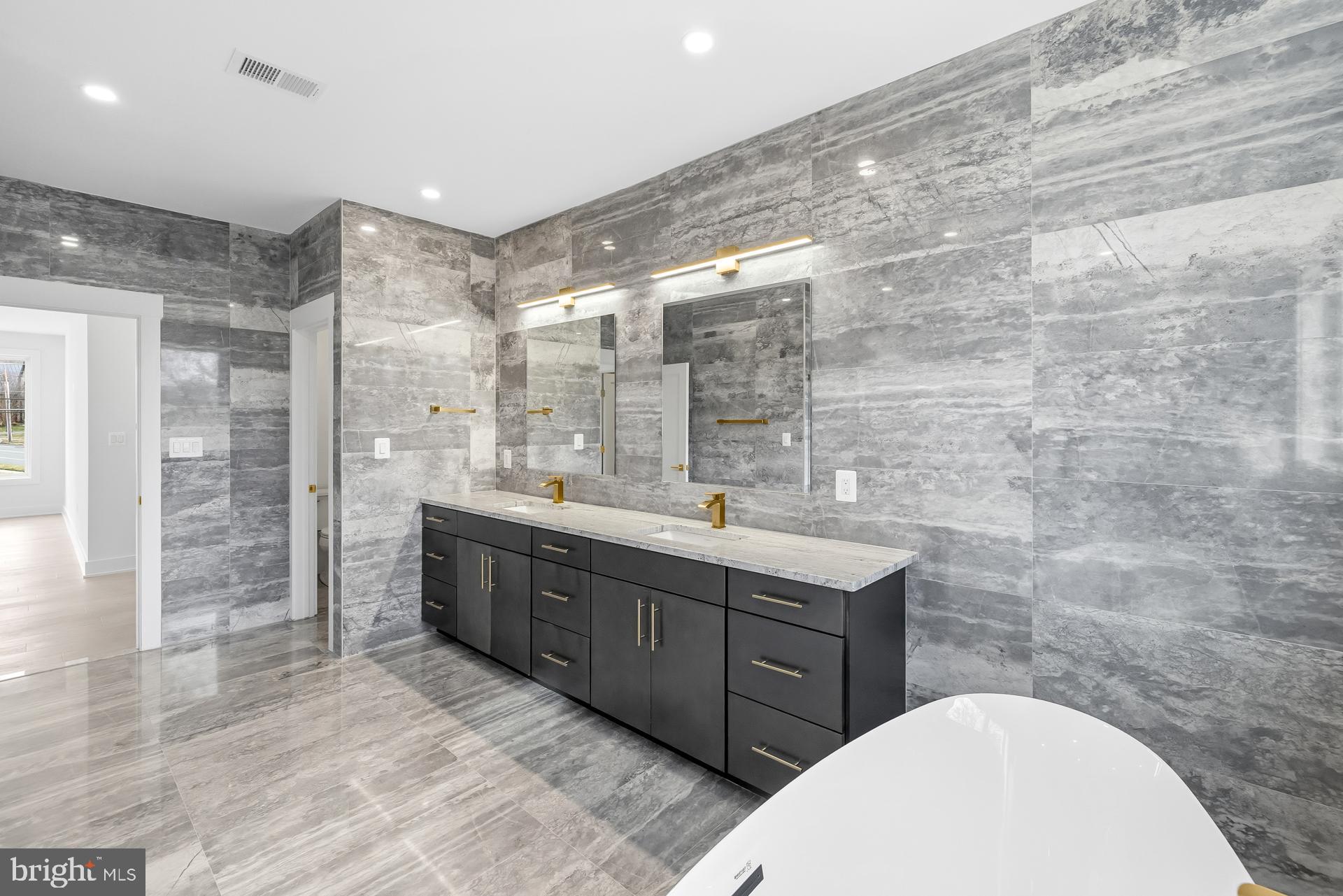 VIENNA WOODS - Residential