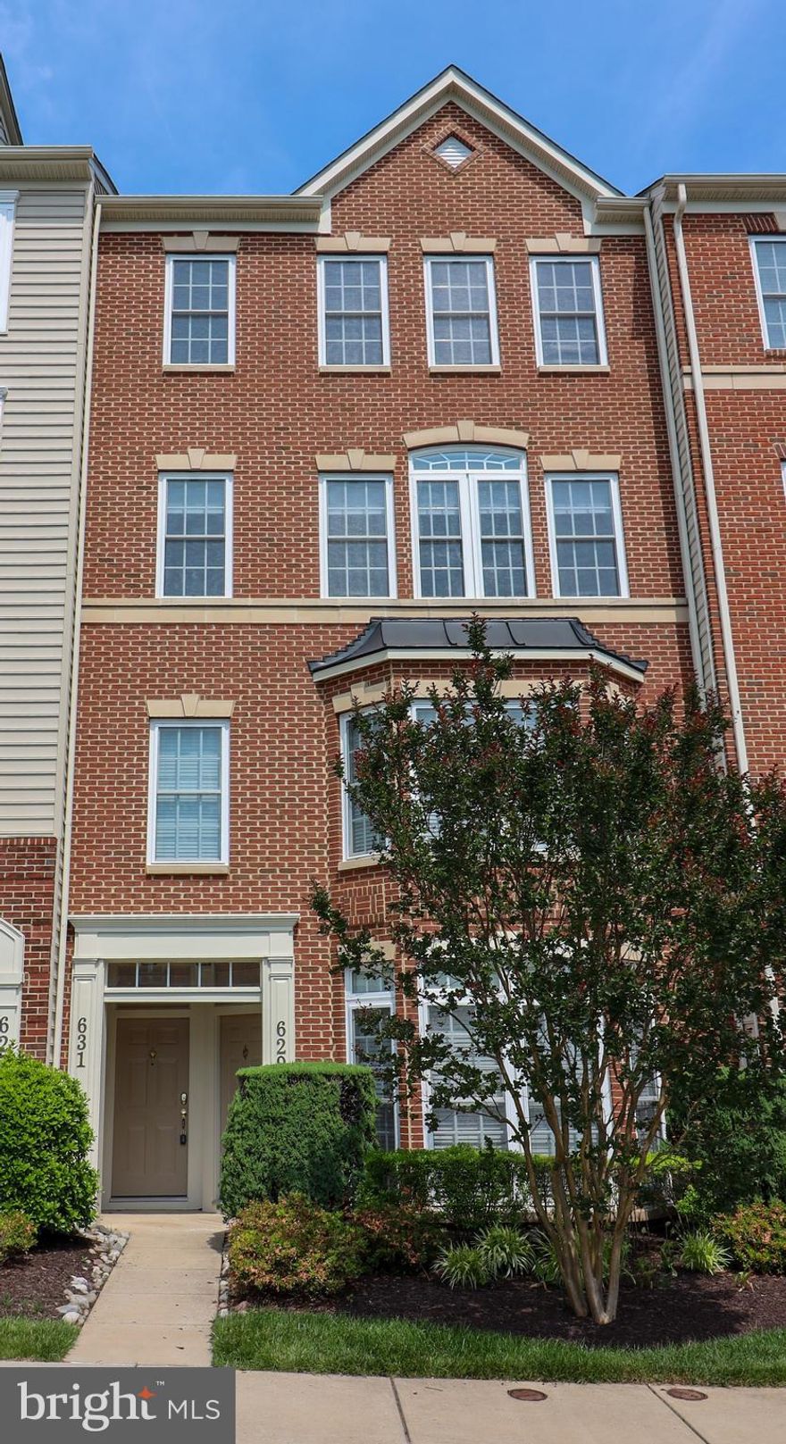 Conveniently located in the Hidden Creek community.  All new carpet on both levels. This spacious 3 bedroom/2 bathroom home is almost 3,000 sq ft filled with natural light. Gourmet Kitchen W/Granite Counter Tops and all-new, never used stainless steel appliances.  Large open spaces and large bedrooms. 1 car garage with driveway parking and plenty of parking for guests. Upper two levels of building. Community Pool right outside the unit. Easy access to major roads, highways and walking distance to Mall. Like new condition, must see! Pets ok case by case.  Professionally managed. Online rental application. Application fee is $50 per adult. Pets case by case. $500 pet deposit per pet and $50/month pet fee per pet. Excellent credit and sufficient income required .