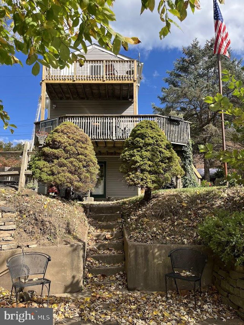 Photo of 32 River Road, CONSHOHOCKEN, PA 19428 (MLS # PAMC2159142)