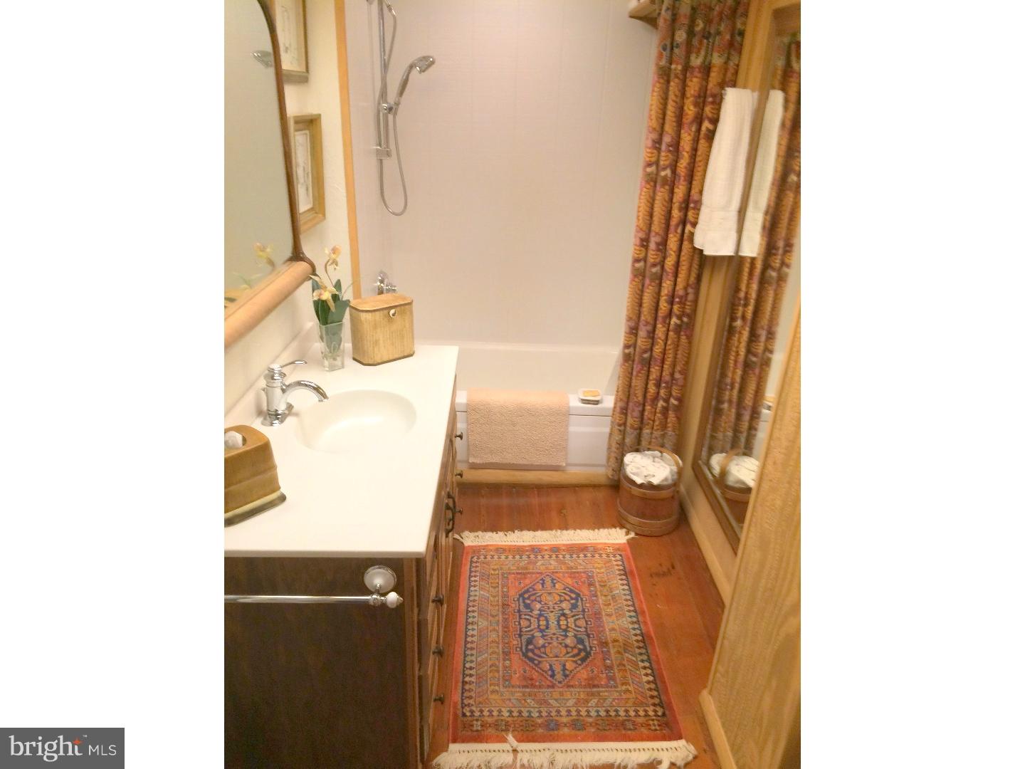 QUEEN VILLAGE - Residential