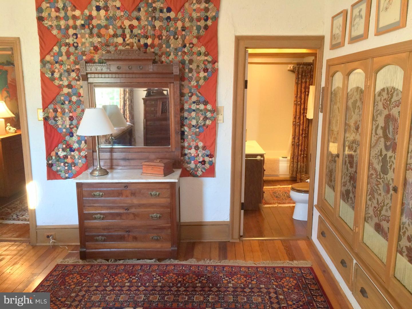 QUEEN VILLAGE - Residential