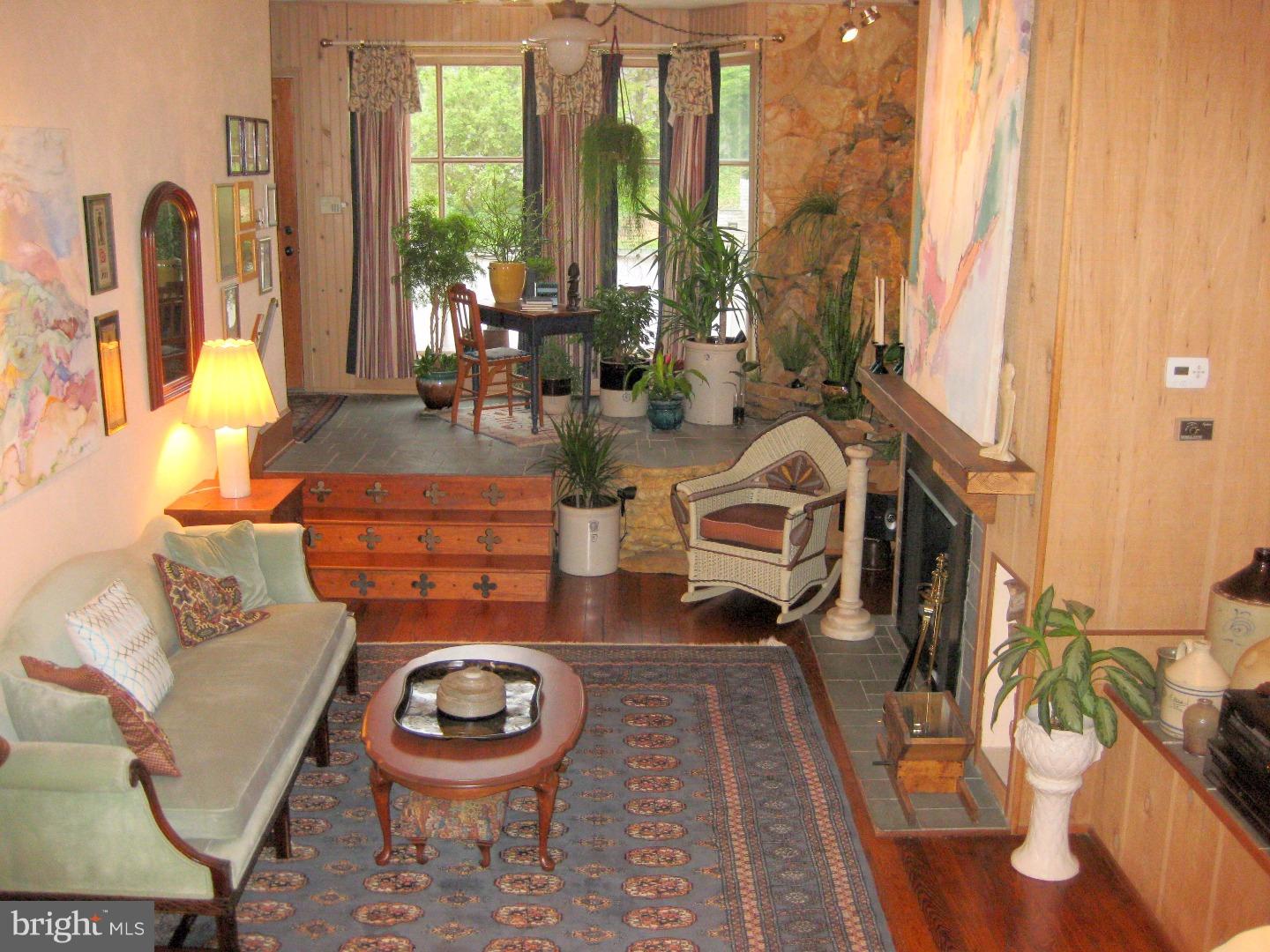 QUEEN VILLAGE - Residential