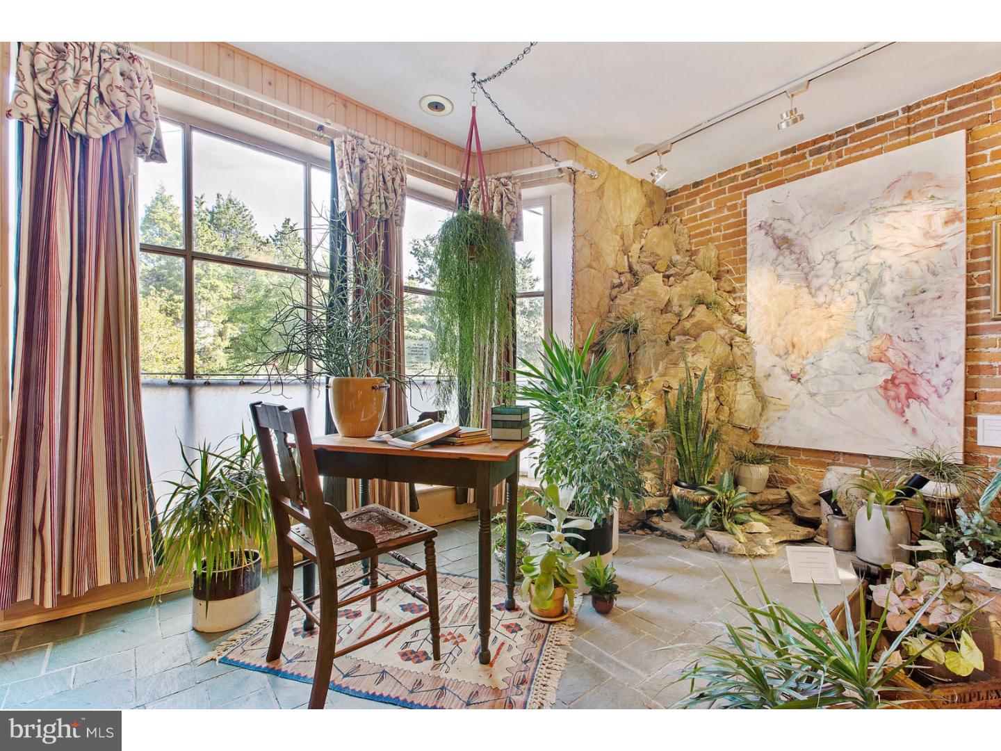 QUEEN VILLAGE - Residential