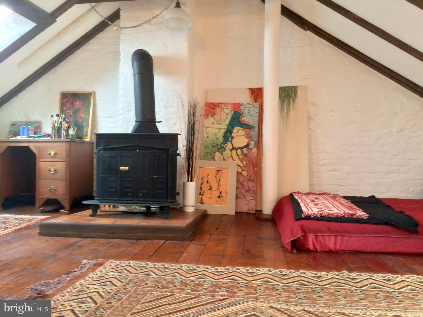 QUEEN VILLAGE - Residential