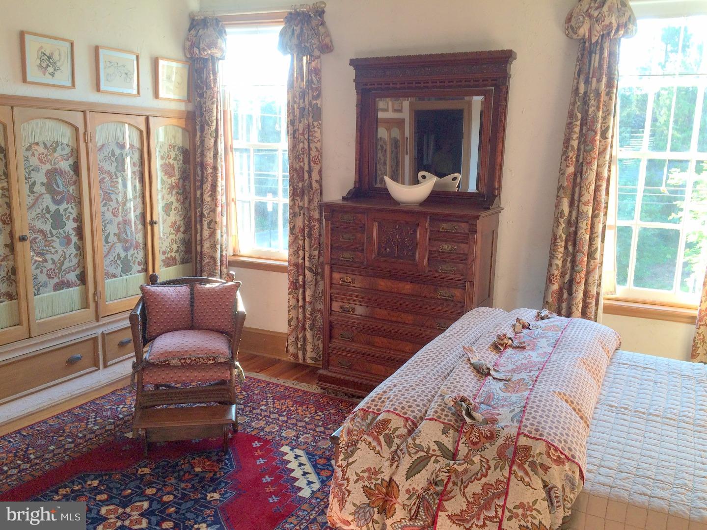 QUEEN VILLAGE - Residential