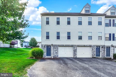 Townhouse For Sale - 2730 Woodmont Drive<br/> New York, PA 17404