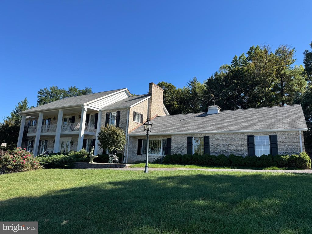 Photo of 586 Crestwood Dr, CHAMBERSBURG, PA 17202 (MLS # PAFL2030388)