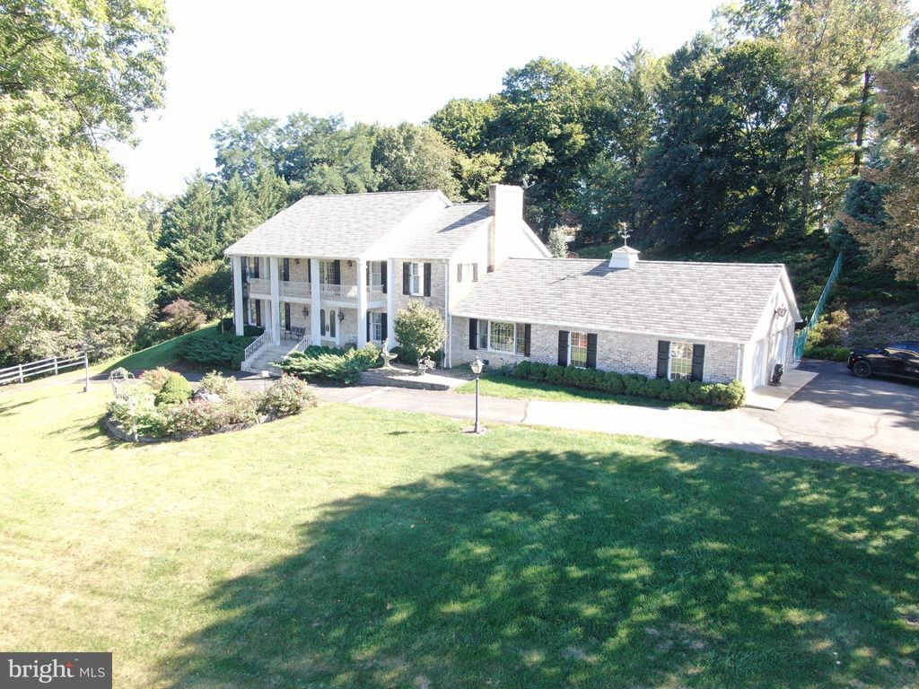 Photo of 586 Crestwood Dr, CHAMBERSBURG, PA 17202 (MLS # PAFL2030388)