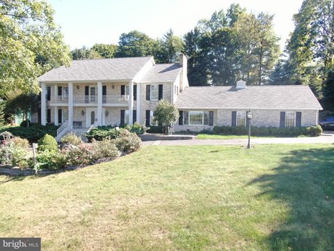 586 CRESTWOOD DRIVE CHAMBERSBURG PA 17202