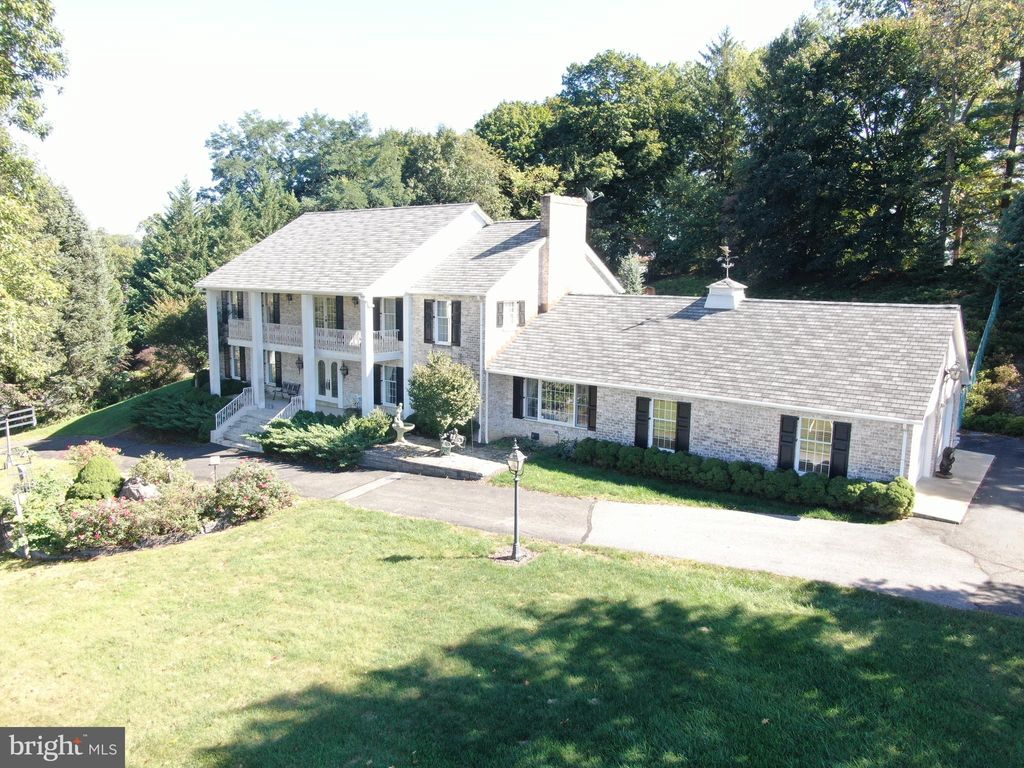Photo of 586 Crestwood Dr, CHAMBERSBURG, PA 17202 (MLS # PAFL2030388)