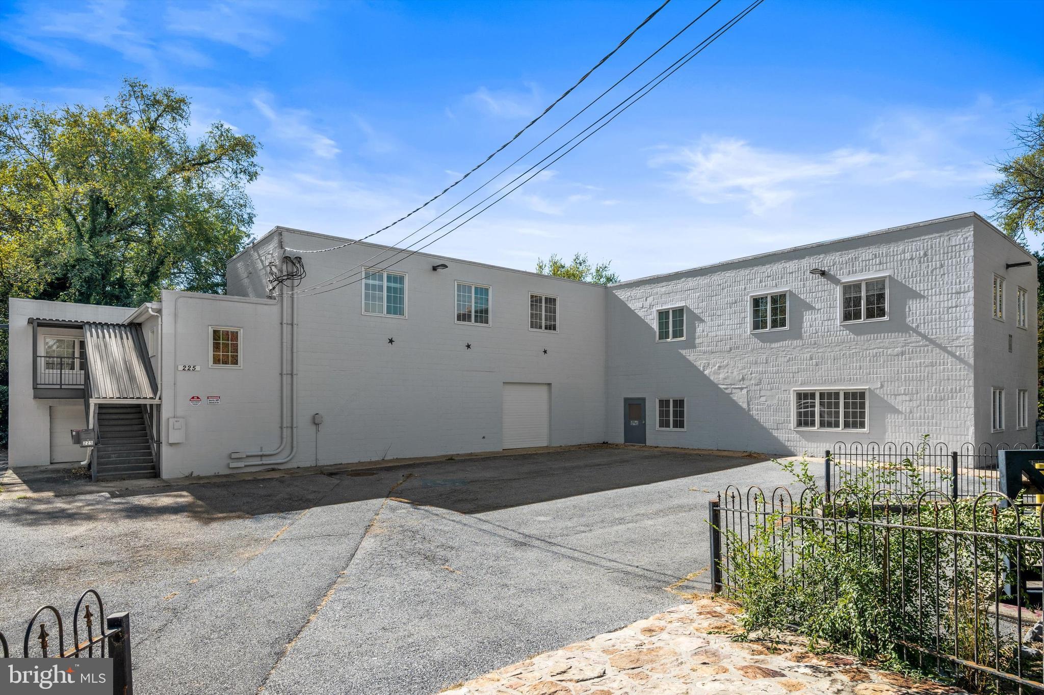 225 E PALL MALL STREET