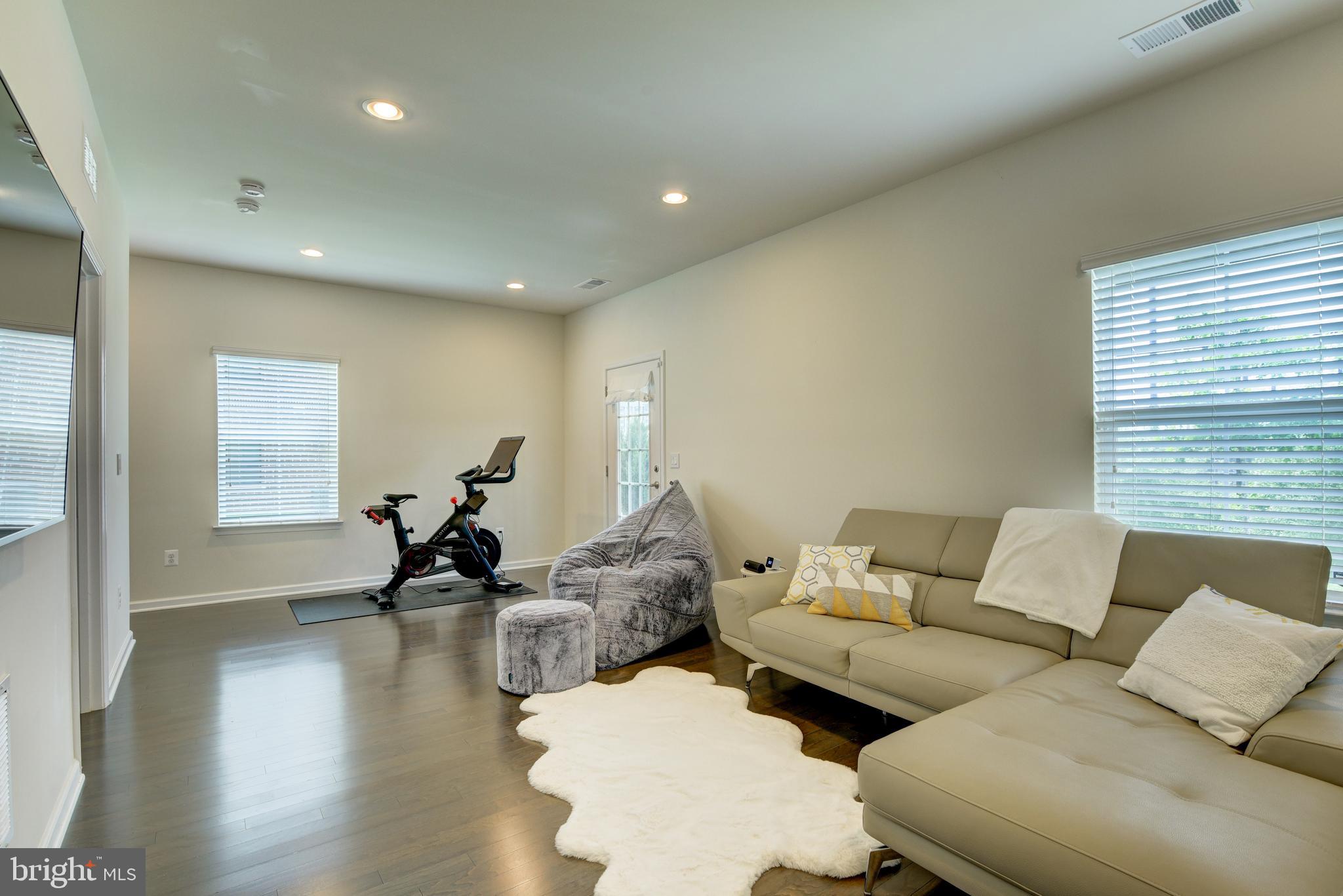 DISCOVERY SQUARE - Residential