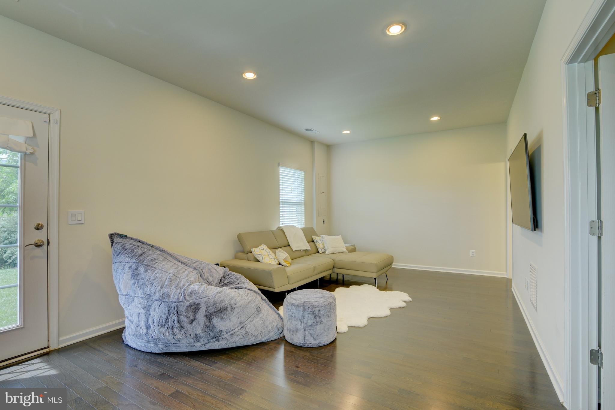 DISCOVERY SQUARE - Residential