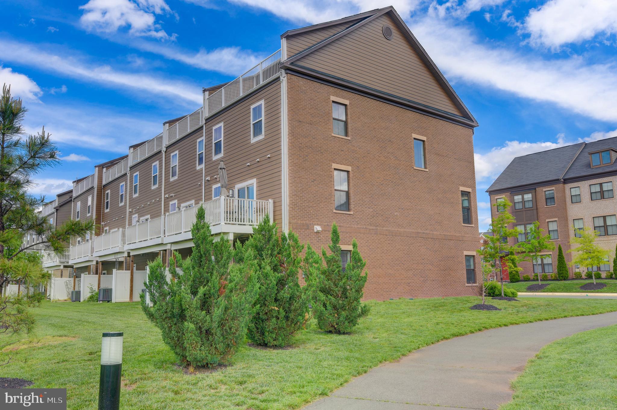 DISCOVERY SQUARE - Residential