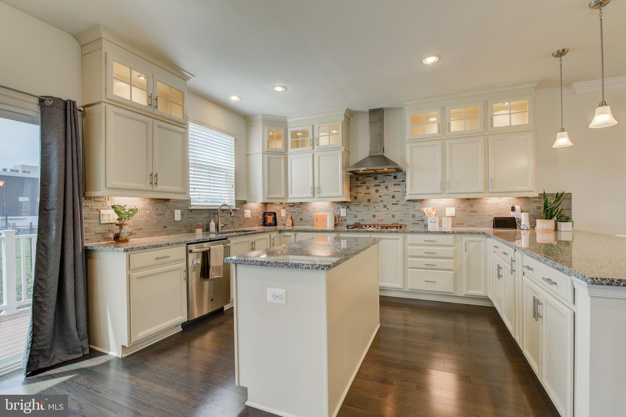 DISCOVERY SQUARE - Residential