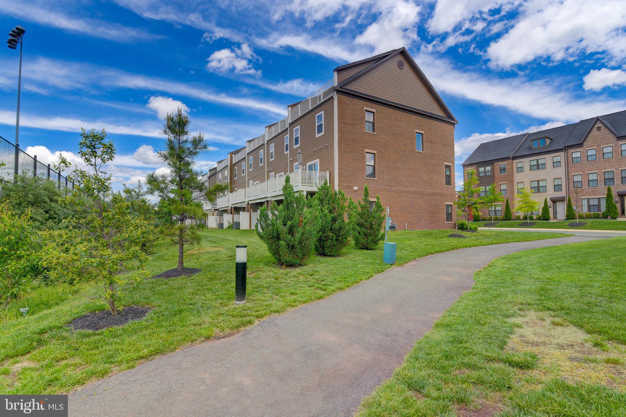 DISCOVERY SQUARE - Residential