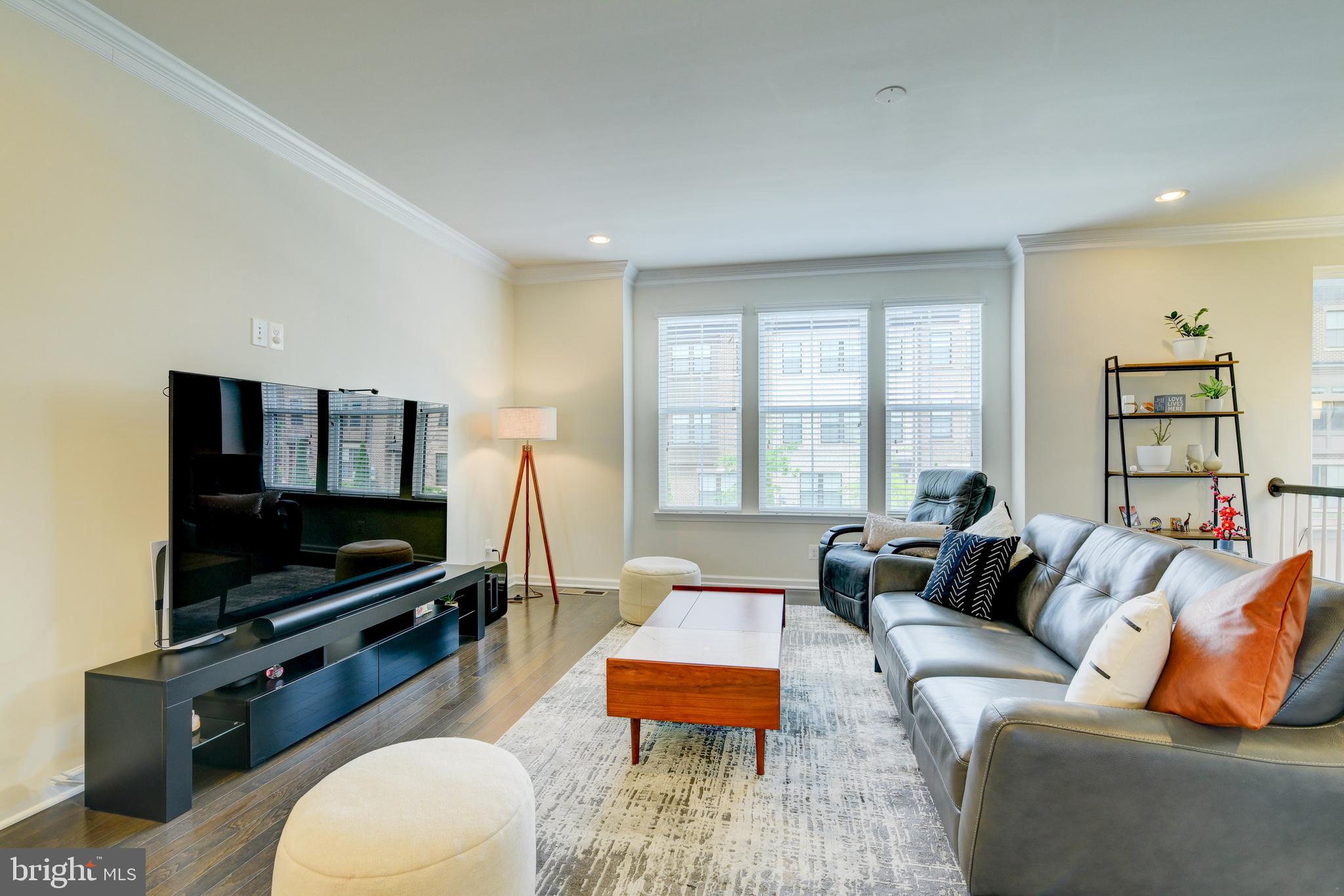 DISCOVERY SQUARE - Residential