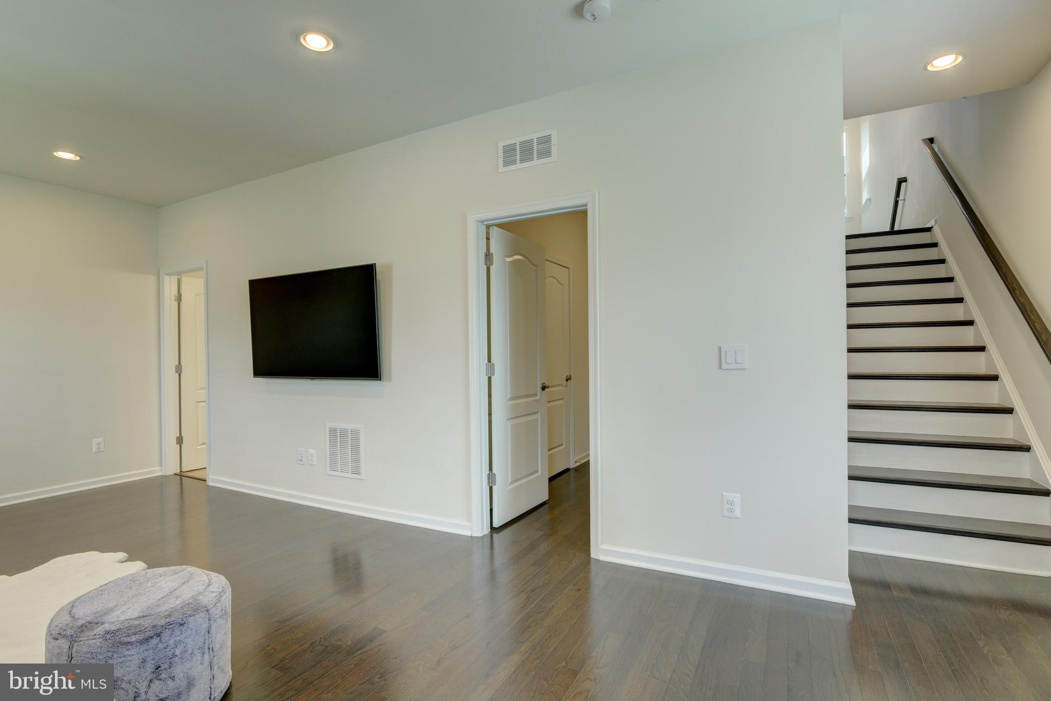 DISCOVERY SQUARE - Residential