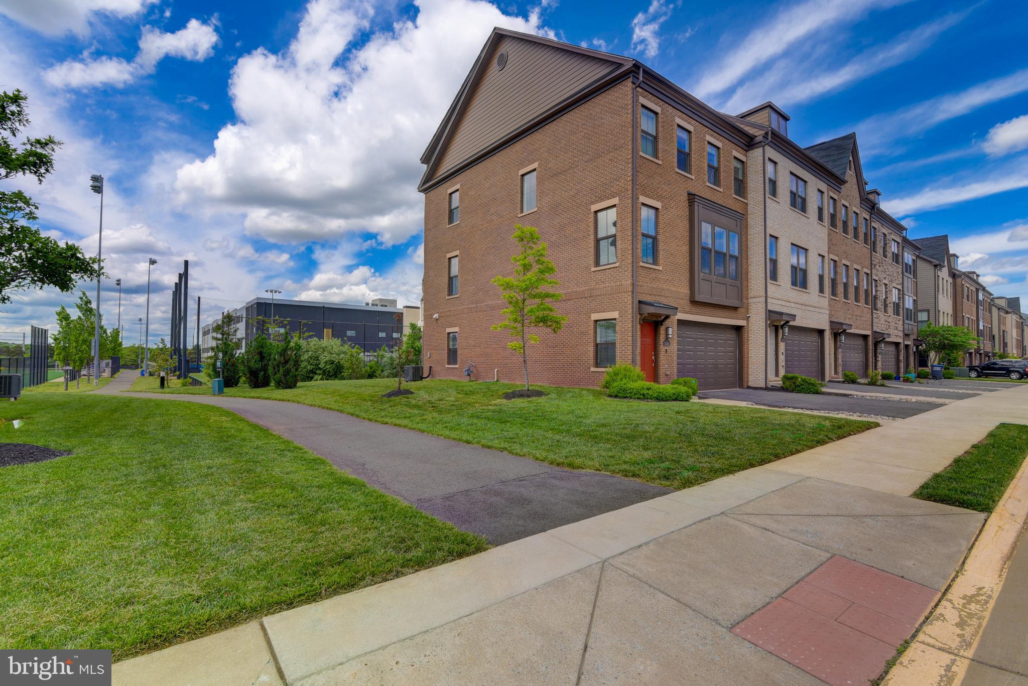 DISCOVERY SQUARE - Residential