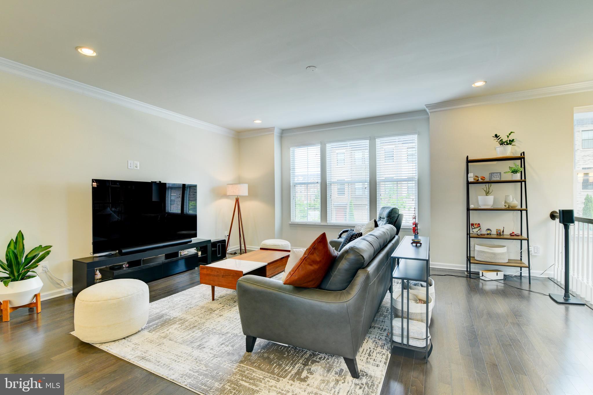 DISCOVERY SQUARE - Residential