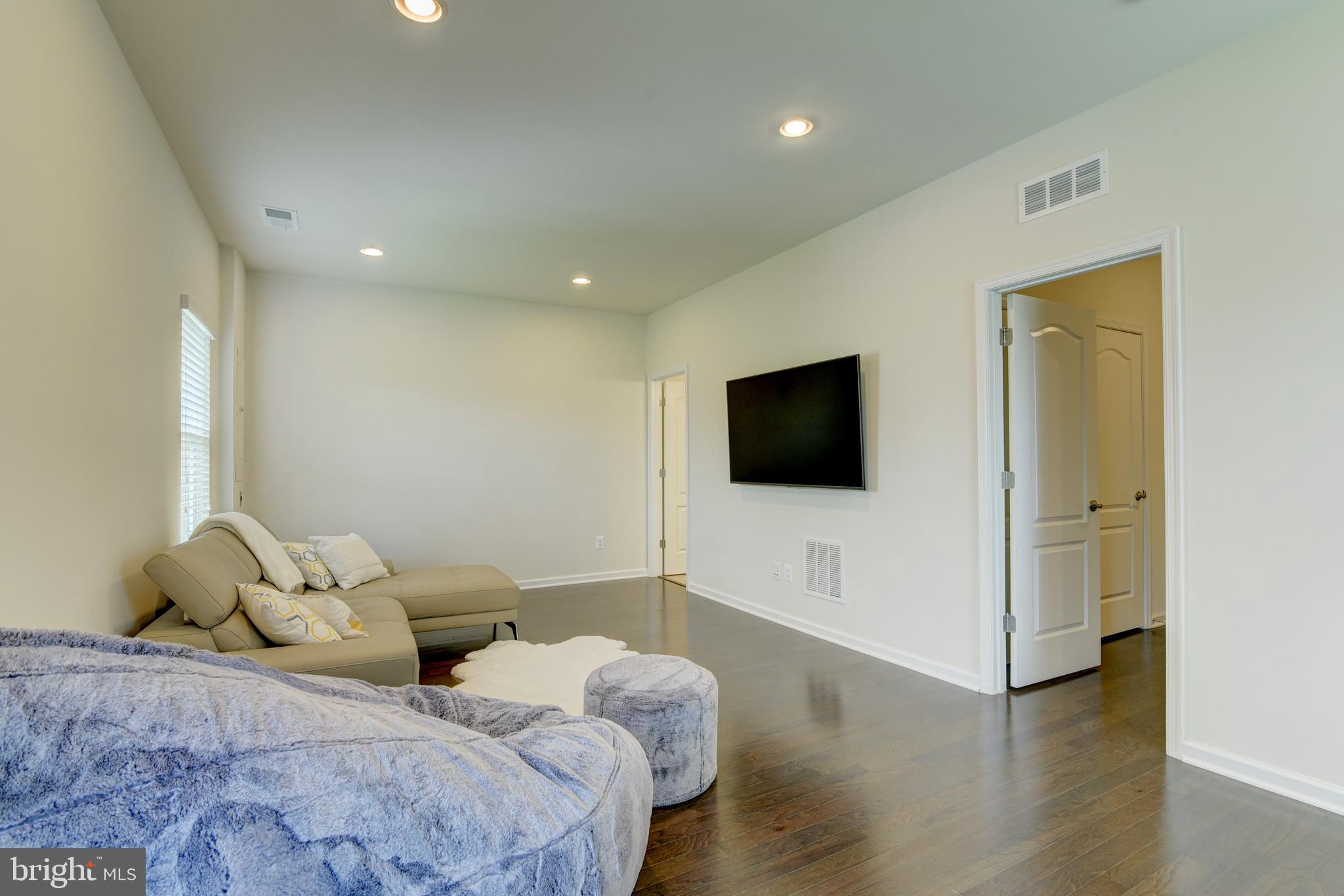 DISCOVERY SQUARE - Residential