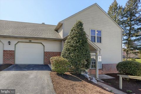 Townhouse For Sale - 19 Sterling Court<br/> HERSHEY, PA 17033