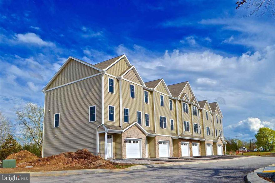 FOR RENT:  Upscale Condo featuring 3 Bedrooms, 2 full baths, 2 half baths, 2nd floor laundry room, 9ft ceilings, breakfast bar, kitchen with cherry cabinetry & appliances.   Dining area, deck, family room, patio, and 1 car garage.   Absolutely Beautiful!   Unit is non-smoking & no pets.