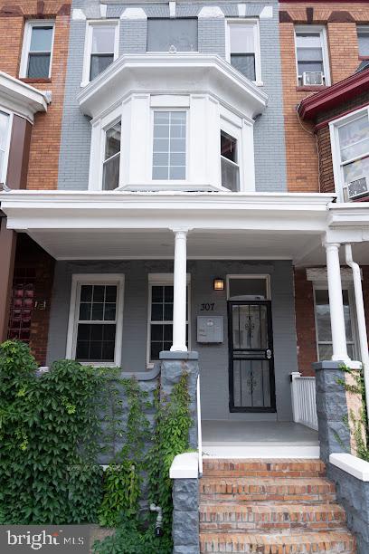This second-floor apartment features a 1-bedroom, 1-bathroom layout. With hardwood floors in the main living areas and ceramic tile in the kitchen and bathroom. The bedroom offers plenty of space and great natural light.
