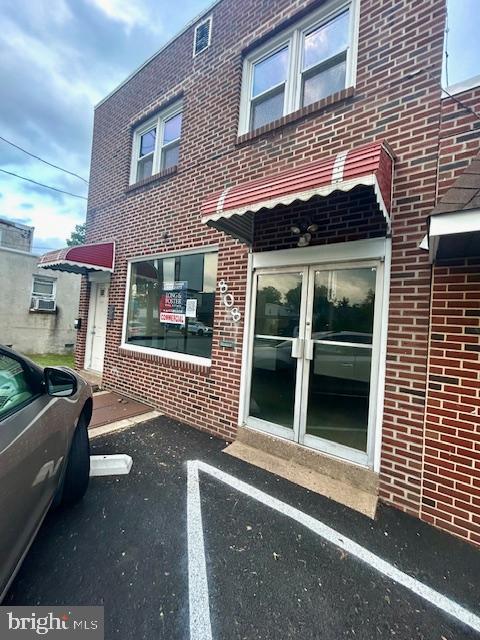 808 Mac Dade Blvd Commercial Unit is Ready to Lease! Maximum visibility storefront in Prime Business Corridor! Office space consisting of approximately 660 sq. ft. Freshly Painted Front Lobby, Reception Desk area, Two additional separate rooms/offices and powder room. Great Signage, and Ample Parking. Close proximity to many other local retailers and restaurants. Directly on Mac Dade Blvd, nearby intersection of Rt. 420 and Mac Dade Blvd. Easy to show! **Call agent for all inquiries.