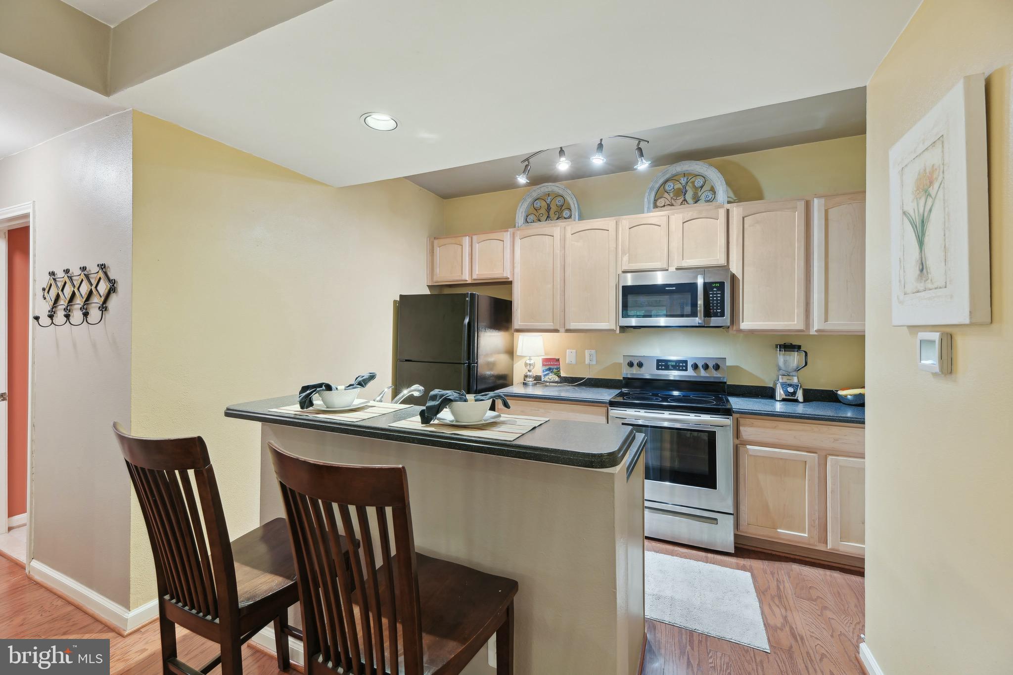 PENDERBROOK SQUARE CONDOMINIUMS - Residential