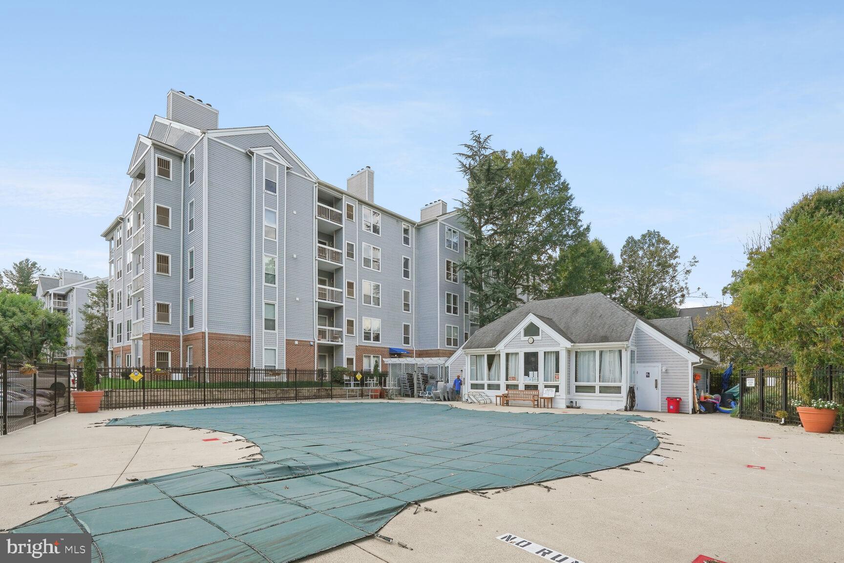 FOUR WINDS AT OAKTON - Residential