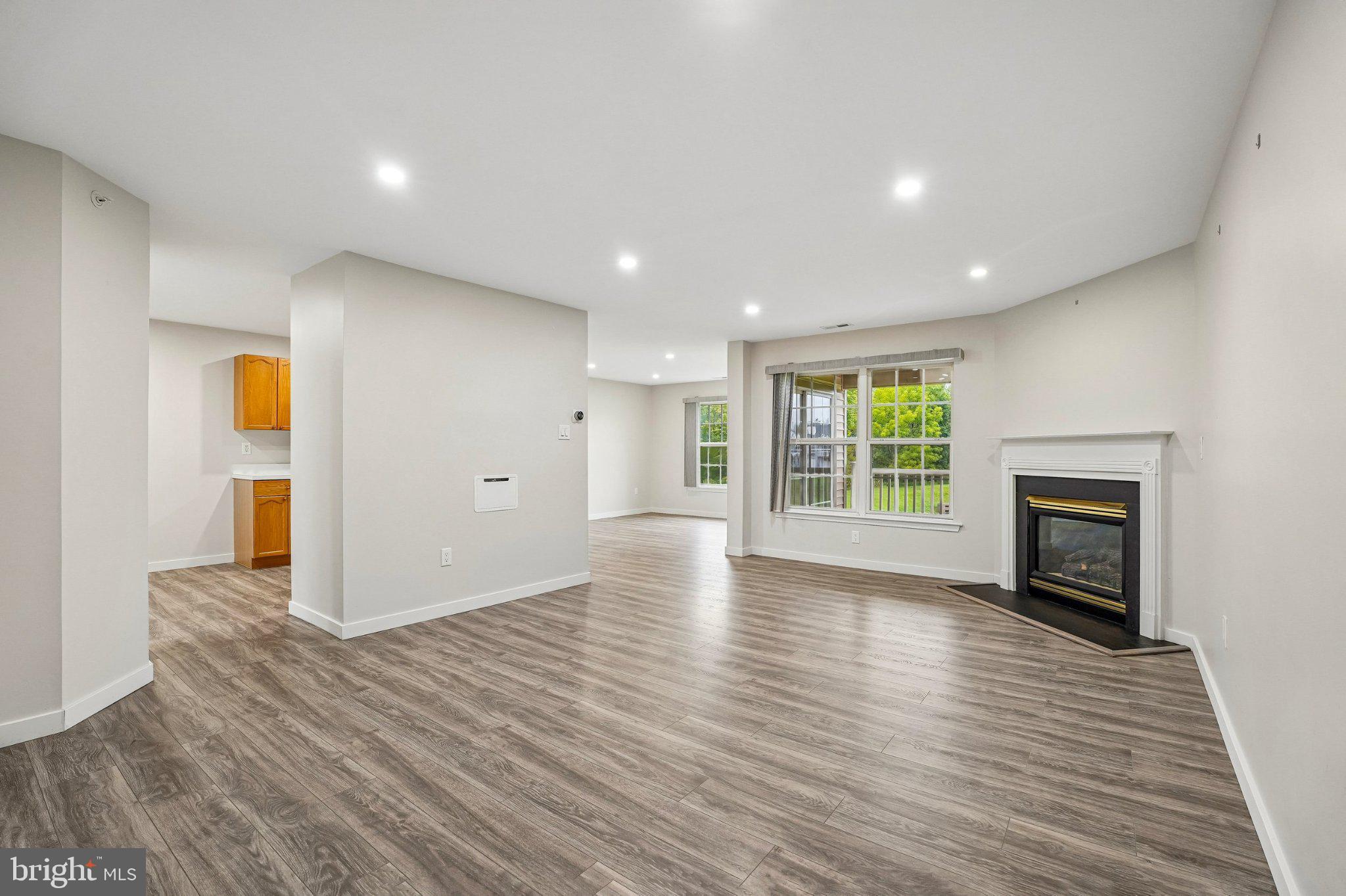 706 JULIAN DRIVE W 371