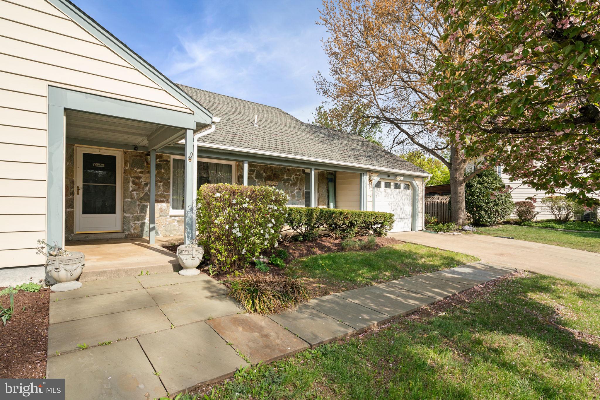 COUNTRY CLUB MANOR - Residential