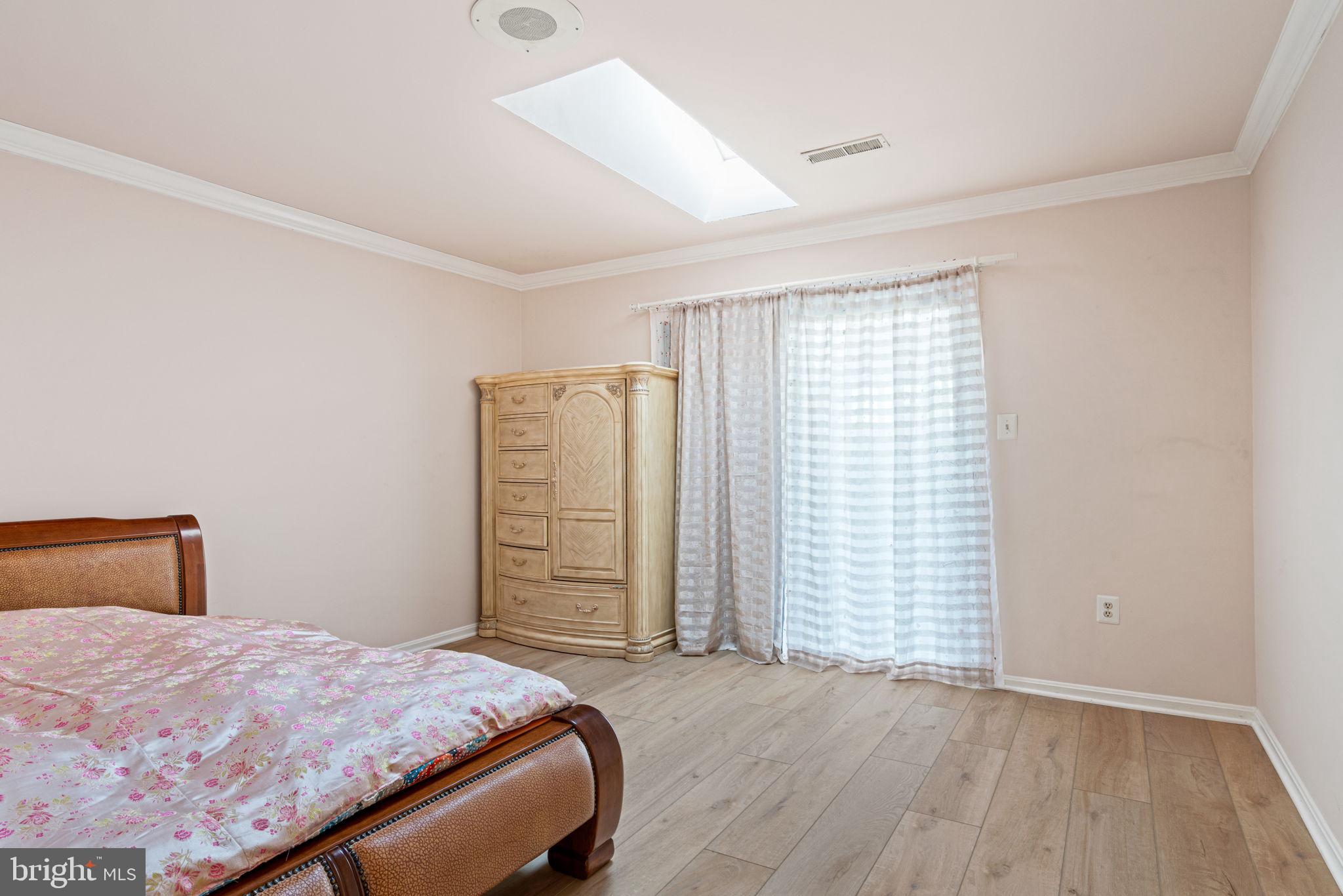 COUNTRY CLUB MANOR - Residential