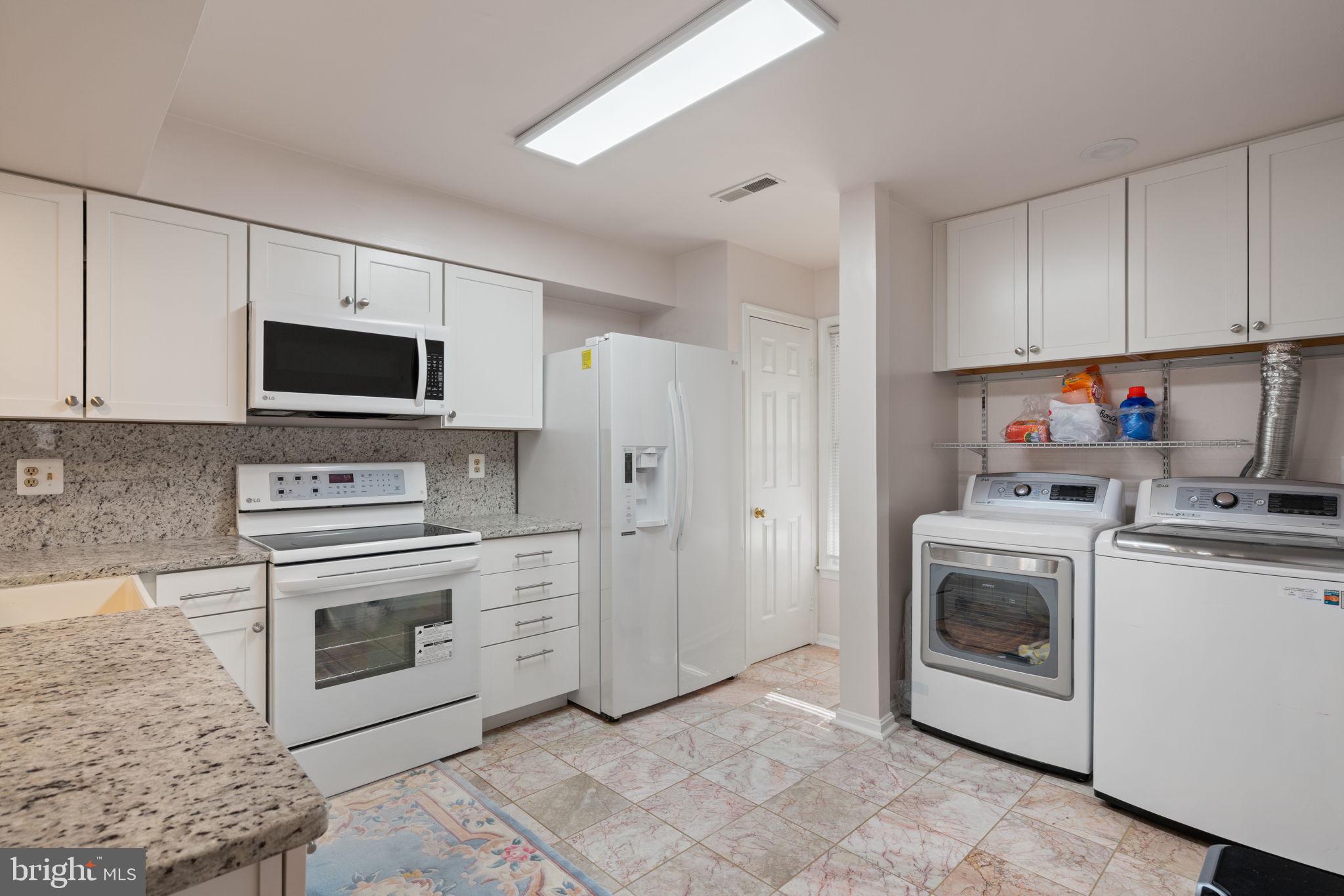 COUNTRY CLUB MANOR - Residential