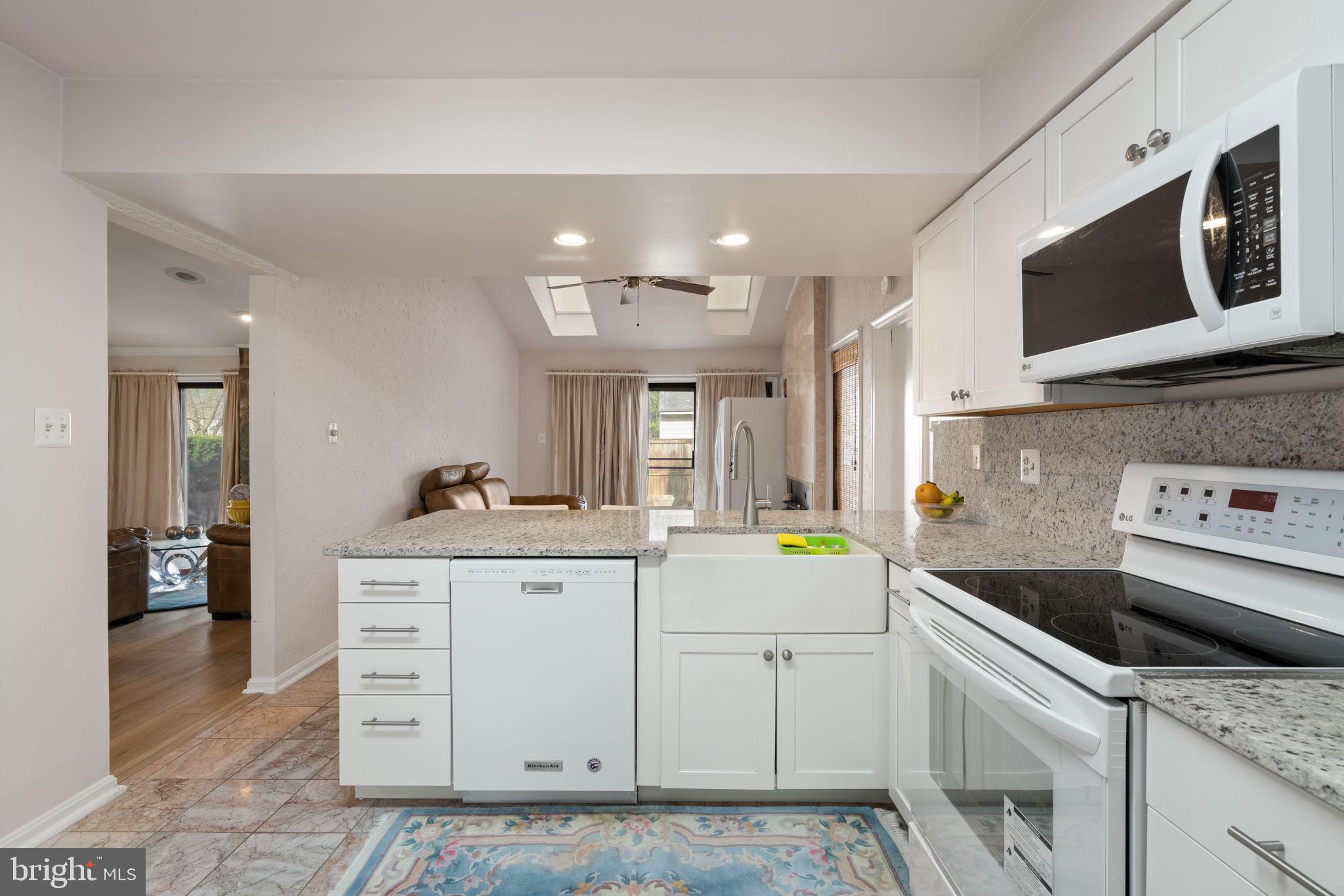 COUNTRY CLUB MANOR - Residential