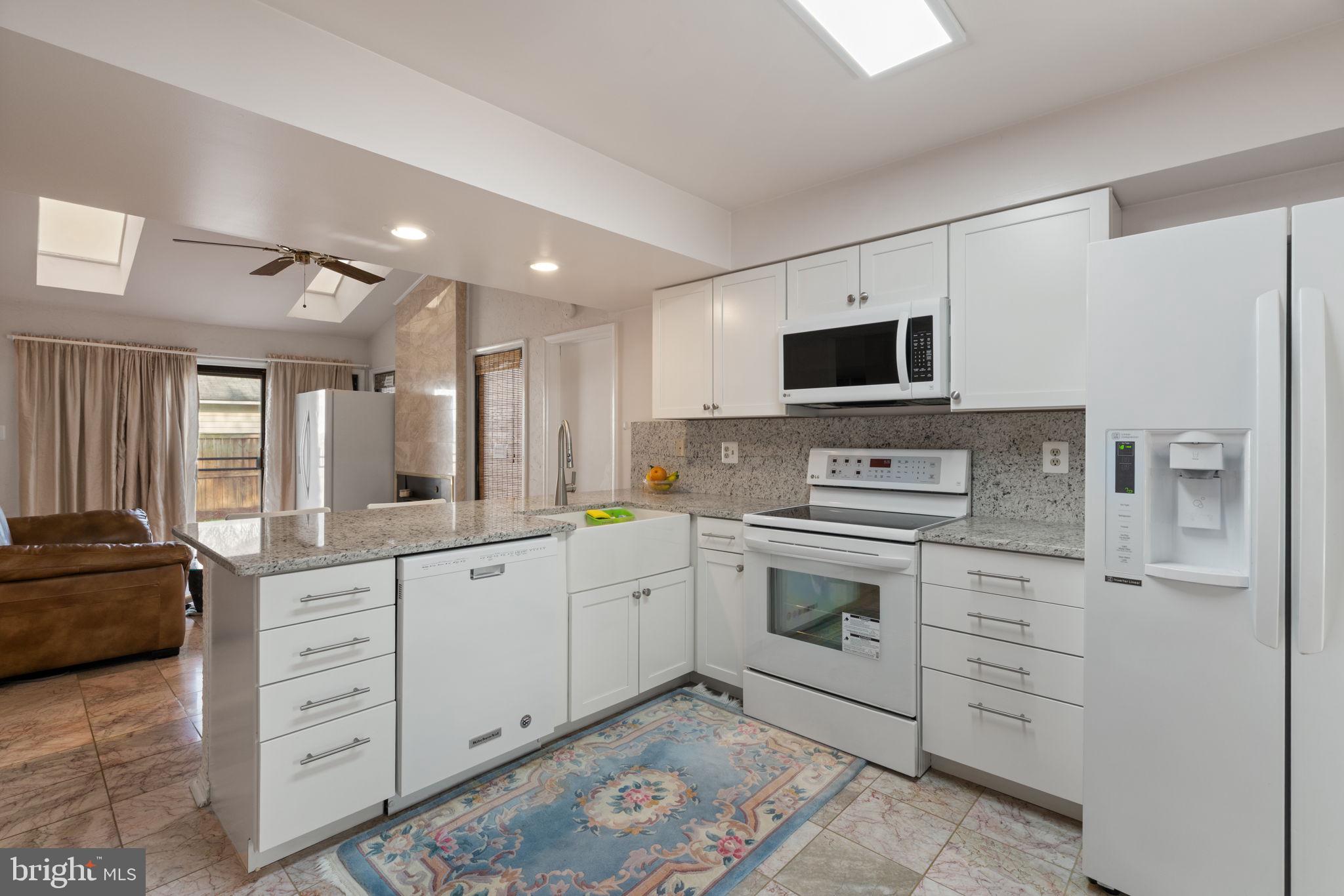 COUNTRY CLUB MANOR - Residential