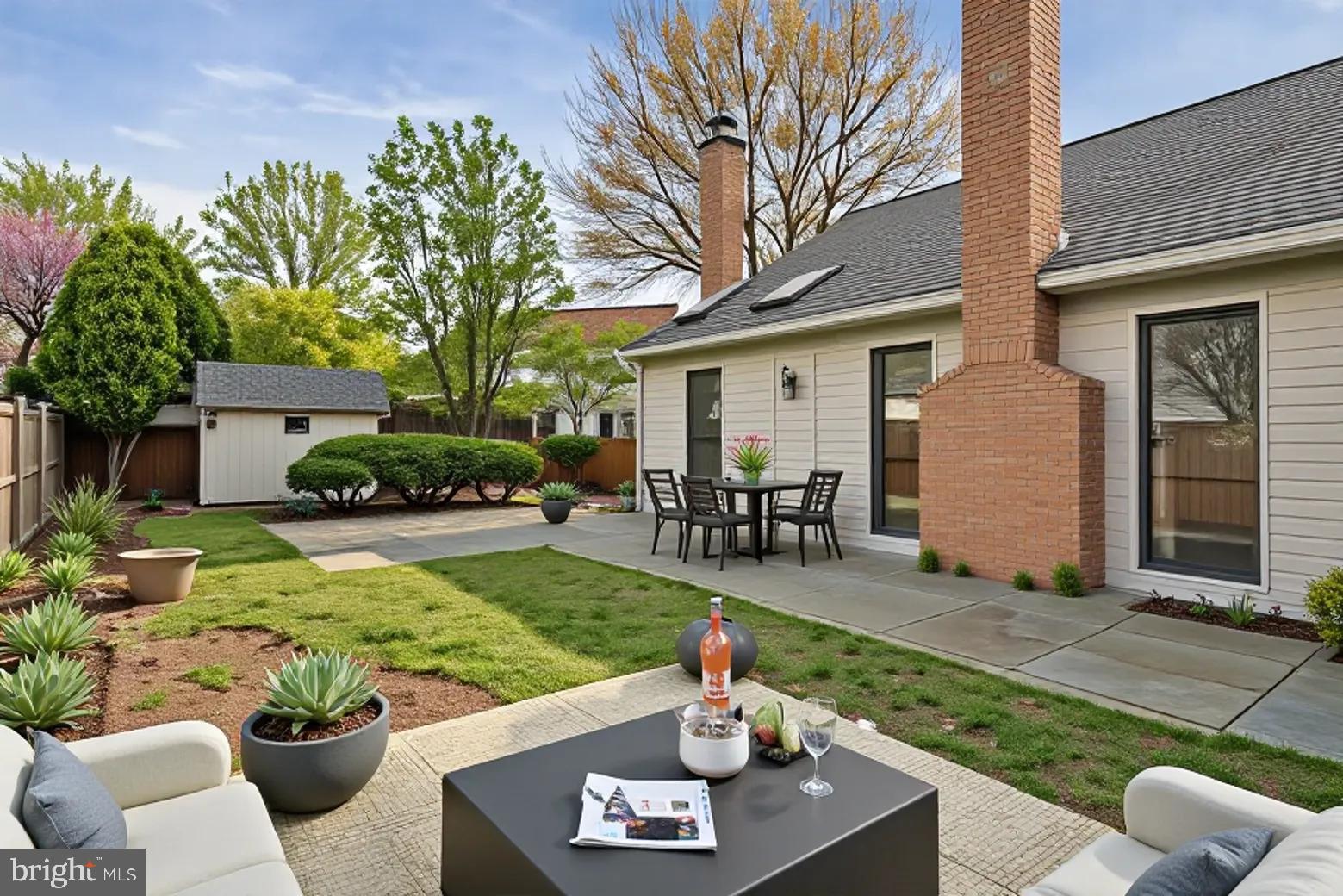 COUNTRY CLUB MANOR - Residential