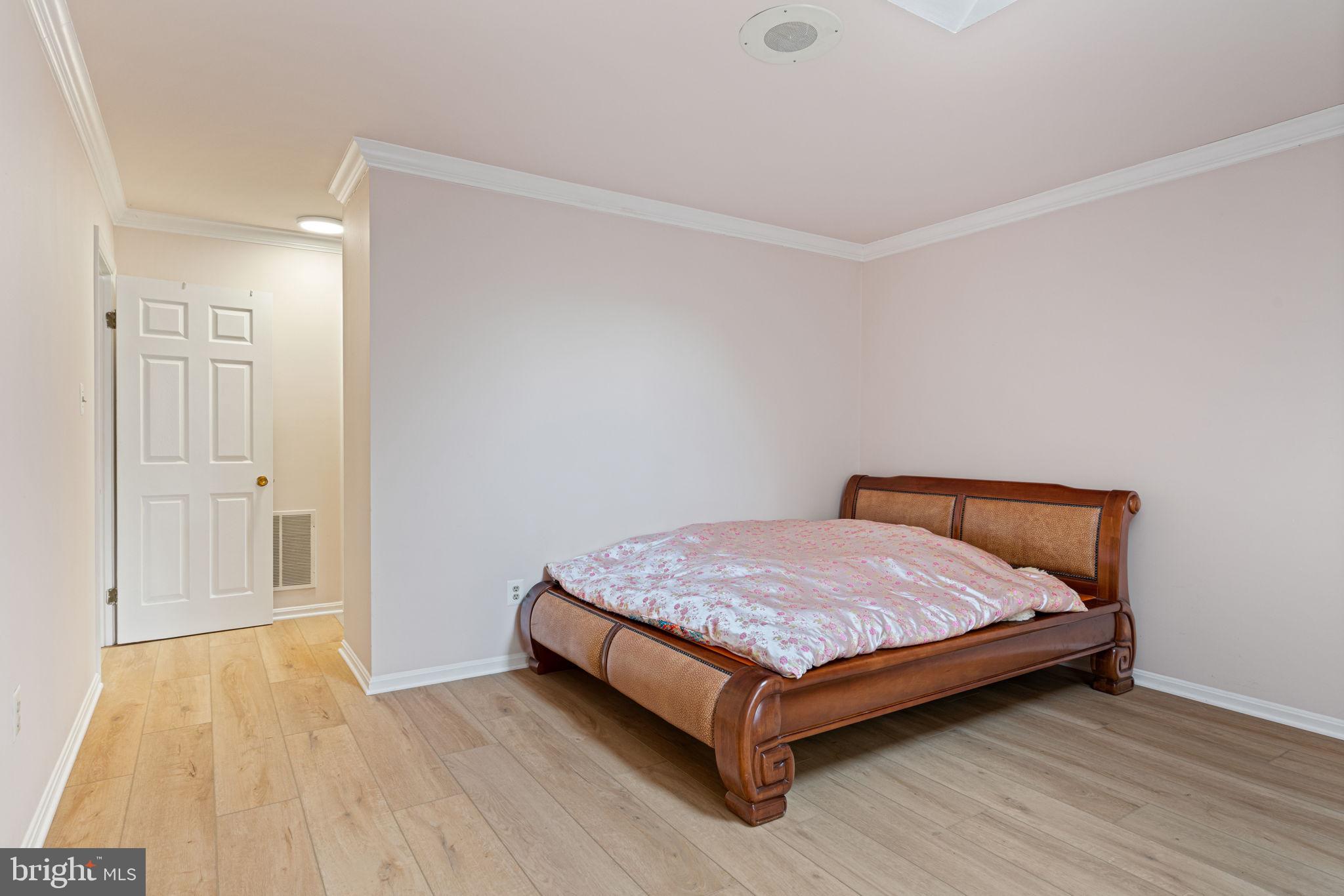 COUNTRY CLUB MANOR - Residential