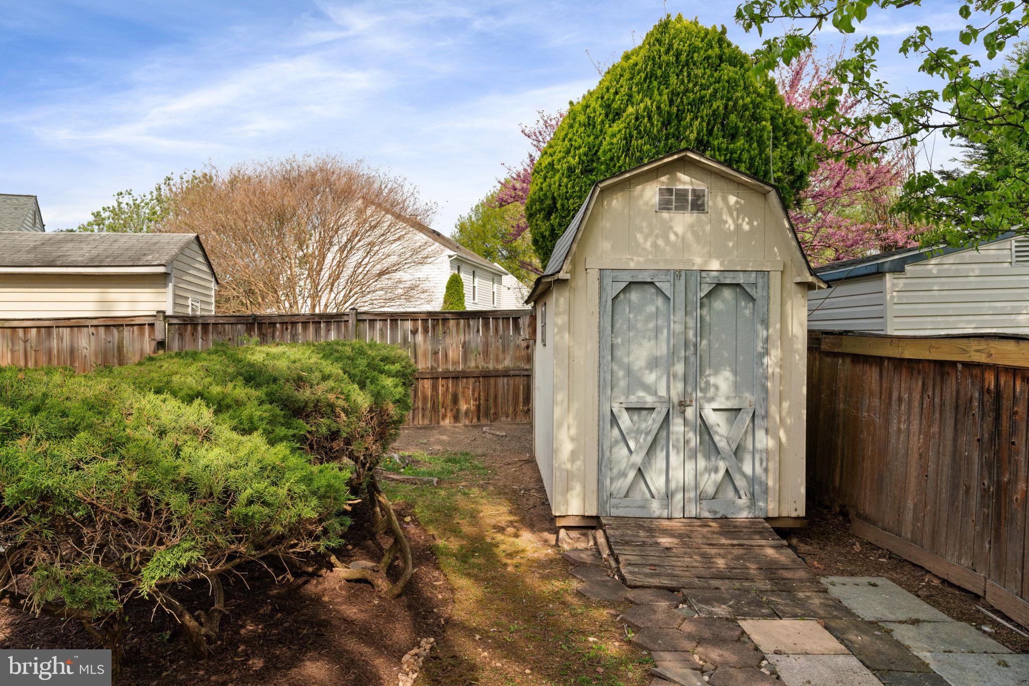 COUNTRY CLUB MANOR - Residential