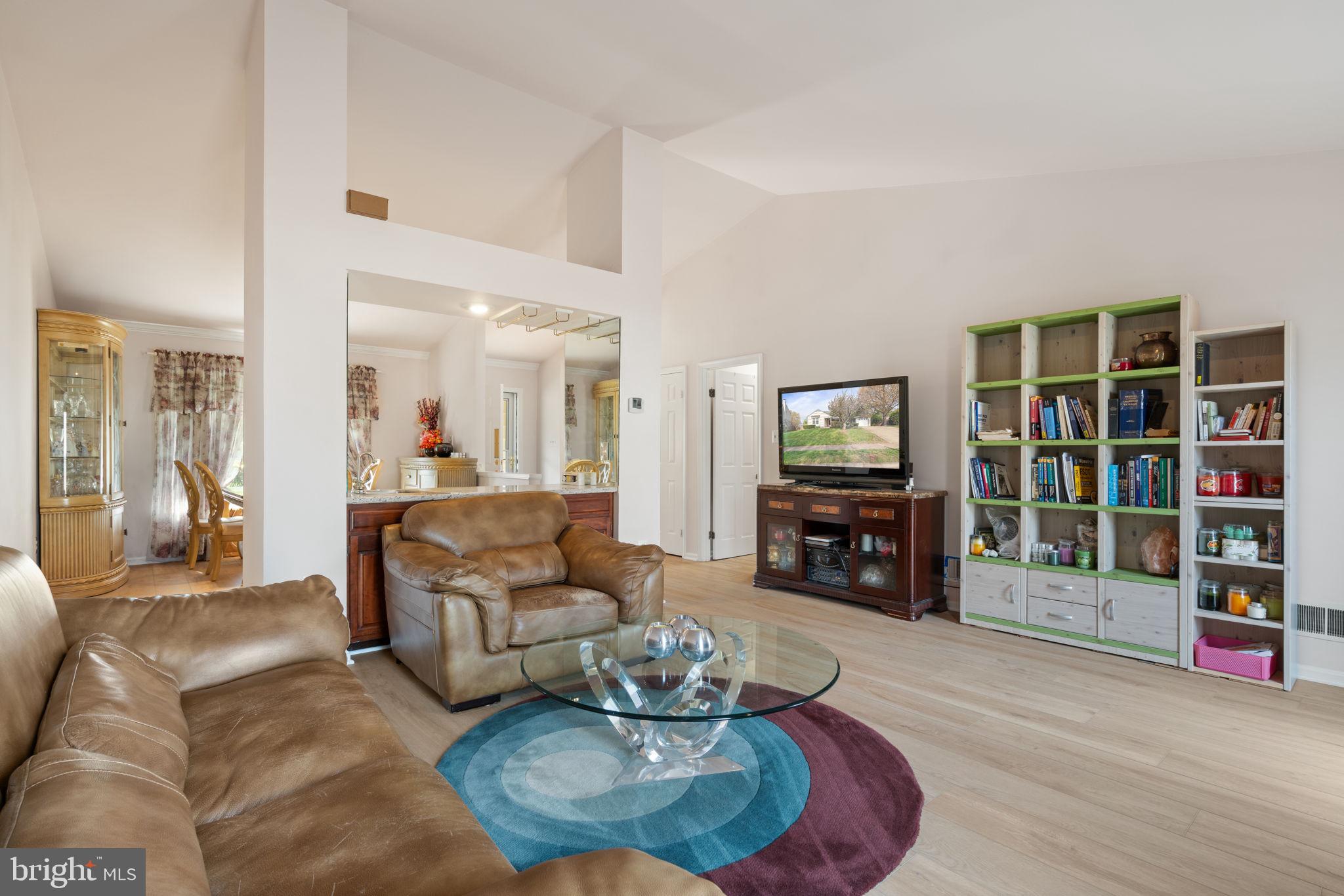 COUNTRY CLUB MANOR - Residential