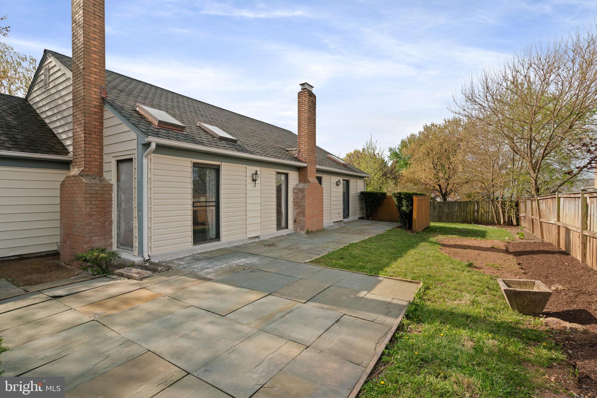 COUNTRY CLUB MANOR - Residential