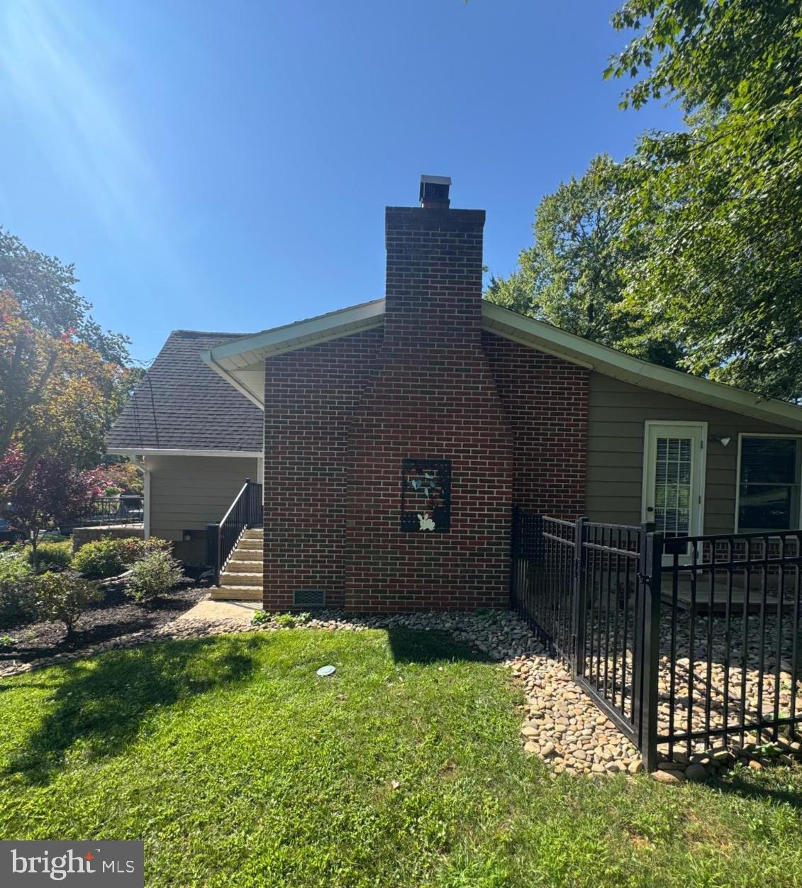 28 PINE WAY