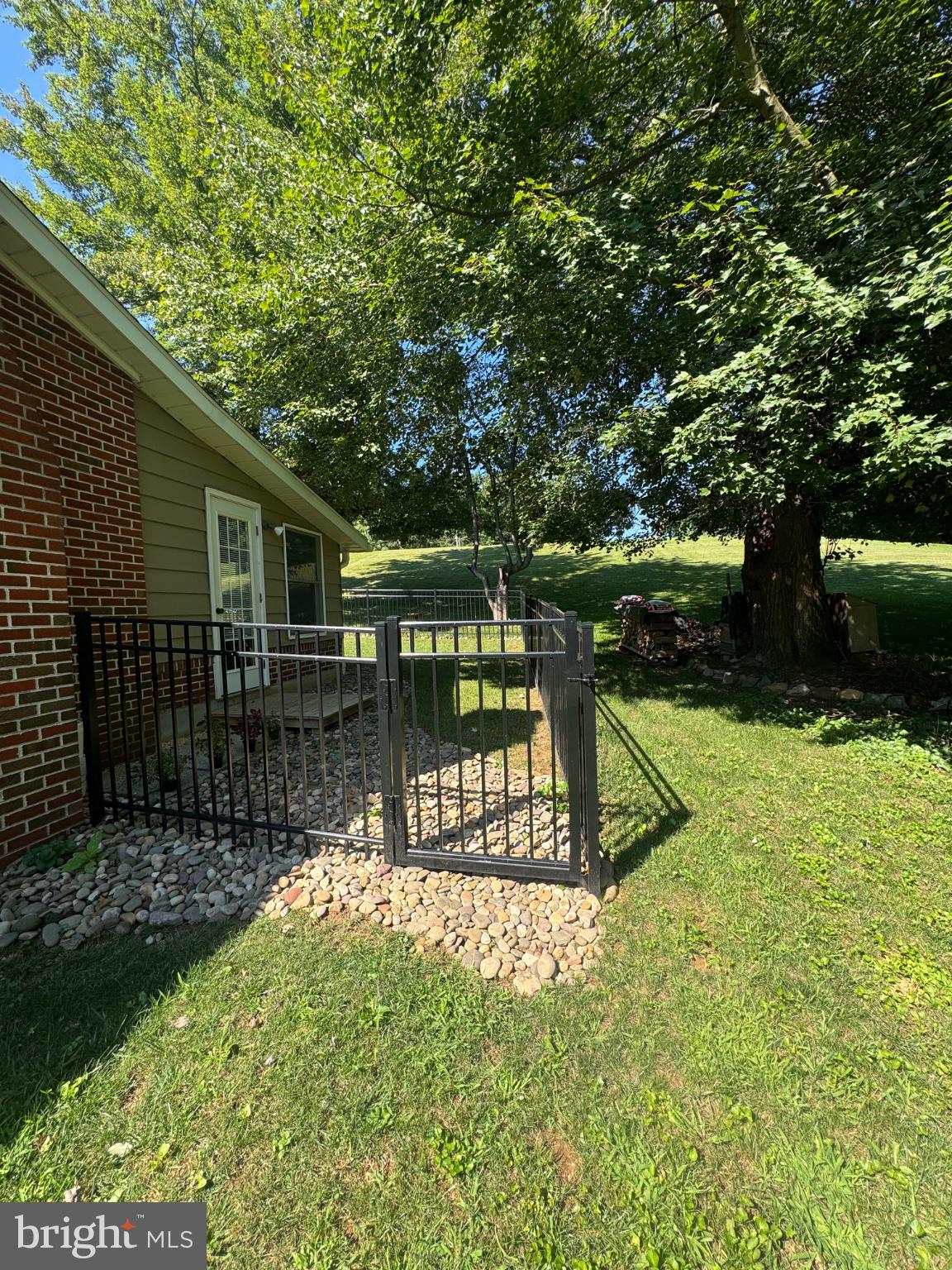 28 PINE WAY