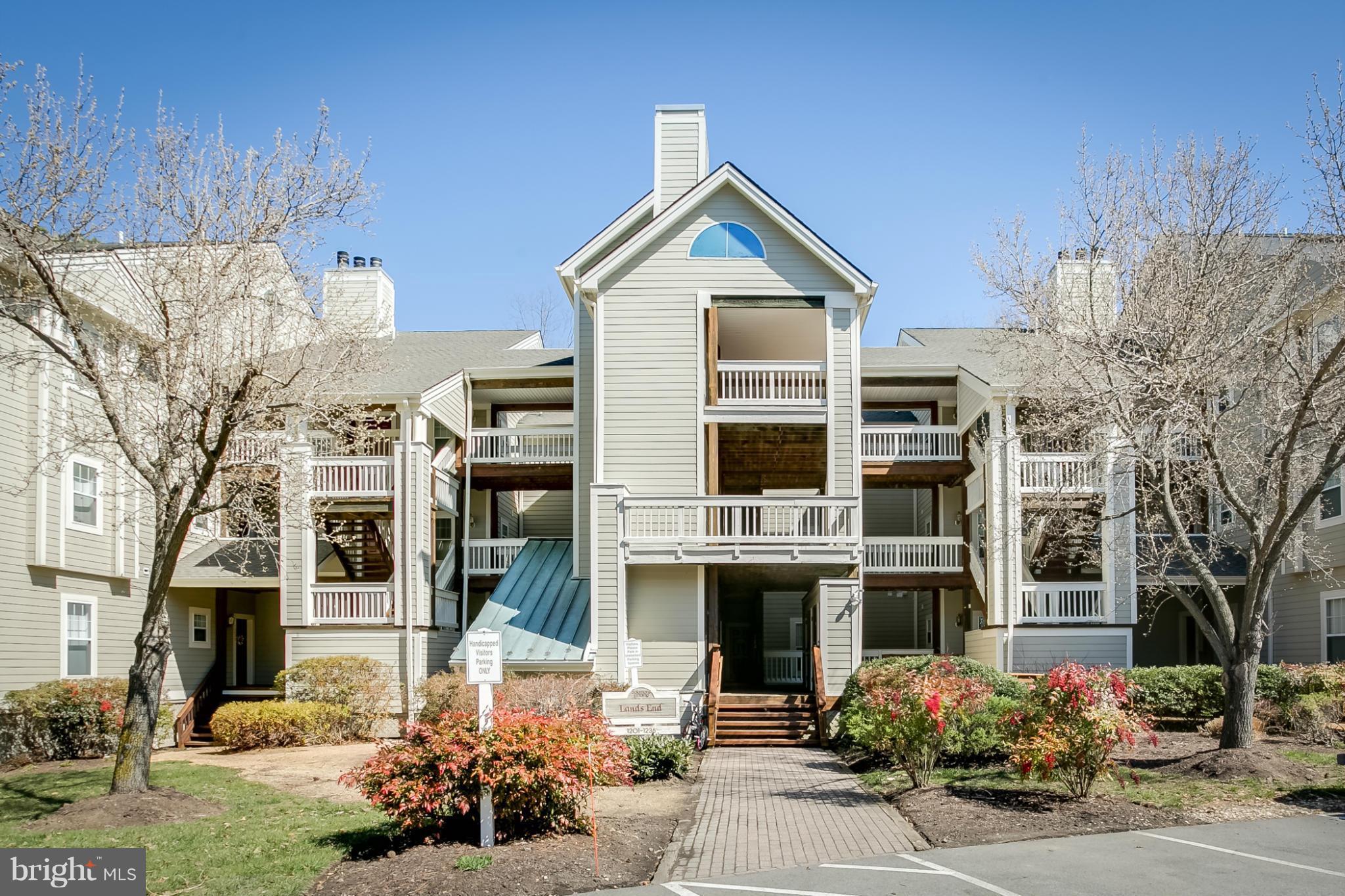 Beautiful Condo in Solomons Landing. Large and open floor plan with fireplace, three skylights, master bath with jacuzzi tub, and all the amenities you ever want. Swimming pool, exercise room, tennis courts, play ground, Jog/walk path, picnic area, marina, security and so much more! Great restaurants, boating,museums, churches. Top floor unit. Elevator. ALSO LISTED FOR SALE. Can come furnished