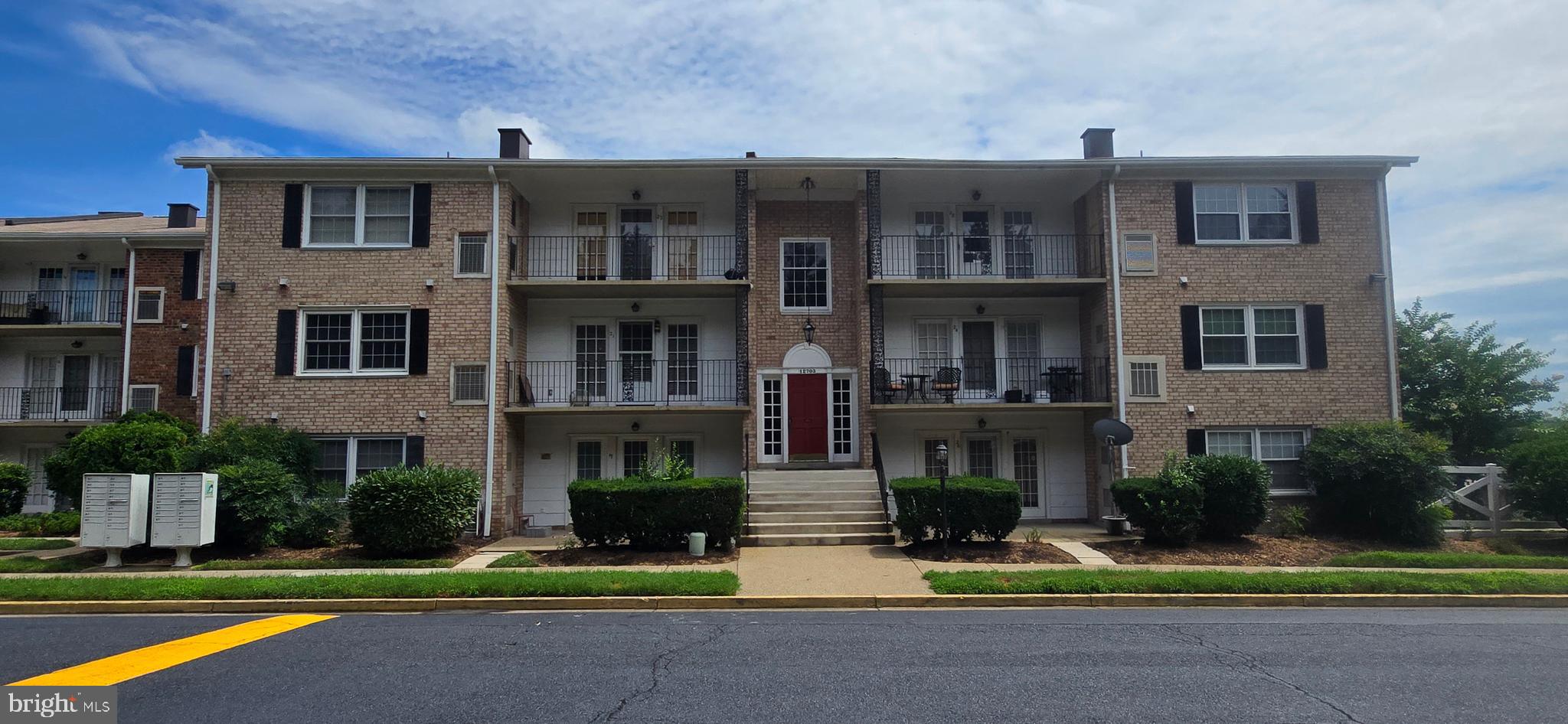 1 bedroom/1 bath unit on ground level with outdoor patio * Washer & dryer included * Spacious, open living/dining area * Electric panel box replaced * Conveniently located to historic Occoquan waterfront, retail & parks. Easy commute onto I-95. Call listing agent for details.